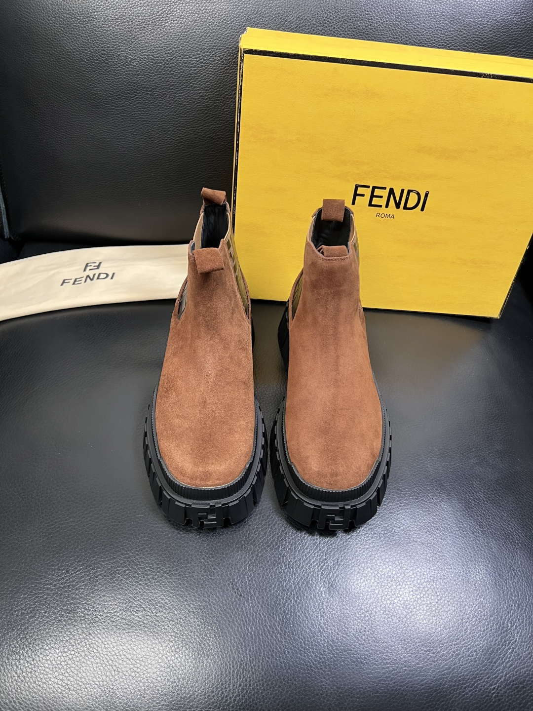 FENDI 高品质 顶级工艺品，芬迪 靴子高帮专柜同步，原厂配置意大利进口牛皮飞织面料，进口牛皮内里垫，