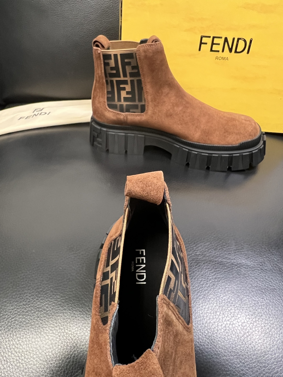 FENDI 高品质 顶级工艺品，芬迪 靴子高帮专柜同步，原厂配置意大利进口牛皮飞织面料，进口牛皮内里垫，