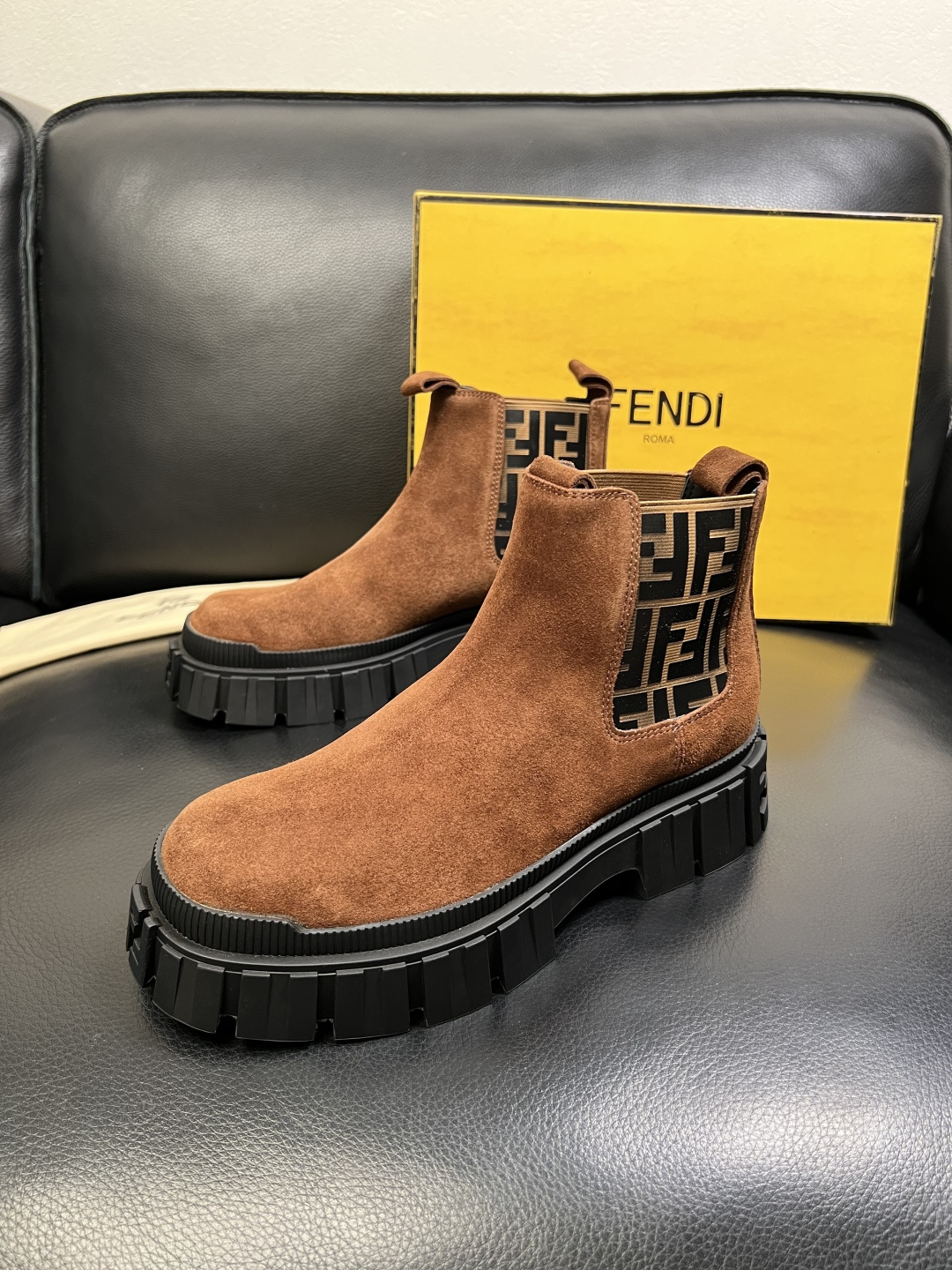 FENDI 高品质 顶级工艺品，芬迪 靴子高帮专柜同步，原厂配置意大利进口牛皮飞织面料，进口牛皮内里垫，