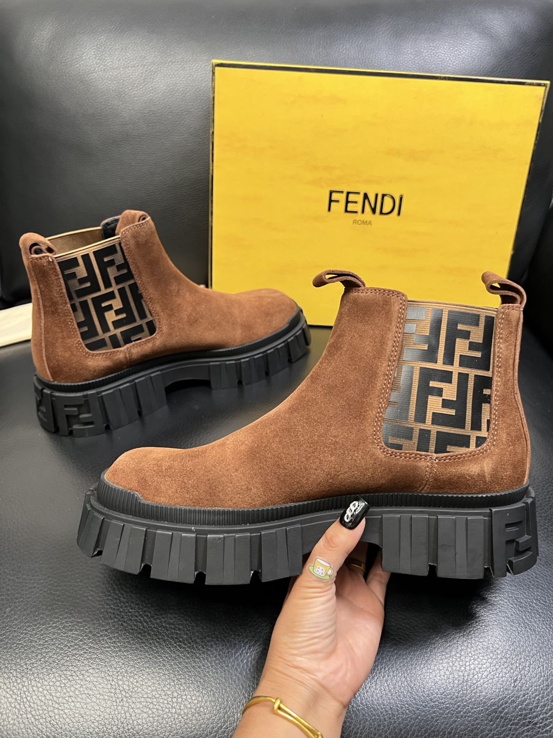 FENDI 高品质 顶级工艺品，芬迪 靴子高帮专柜同步，原厂配置意大利进口牛皮飞织面料，进口牛皮内里垫，