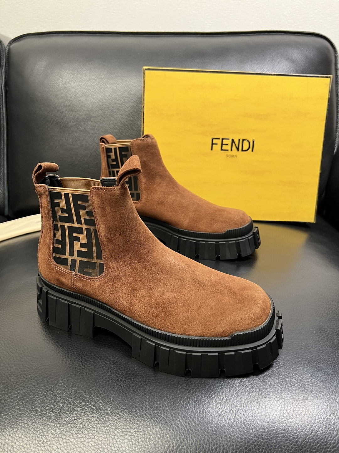 FENDI 高品质 顶级工艺品，芬迪 靴子高帮专柜同步，原厂配置意大利进口牛皮飞织面料，进口牛皮内里垫，