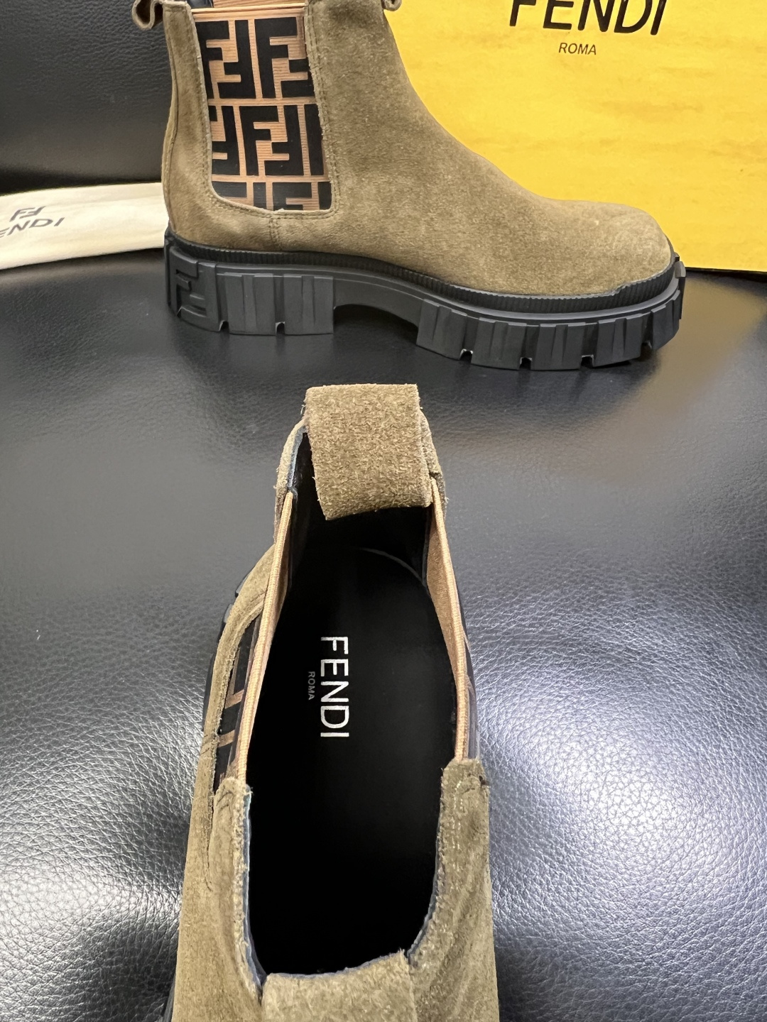 FENDI 高品质 顶级工艺品，芬迪 靴子高帮专柜同步，原厂配置意大利进口牛皮飞织面料，进口牛皮内里垫，