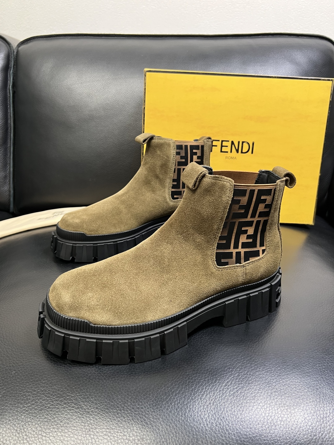 FENDI 高品质 顶级工艺品，芬迪 靴子高帮专柜同步，原厂配置意大利进口牛皮飞织面料，进口牛皮内里垫，