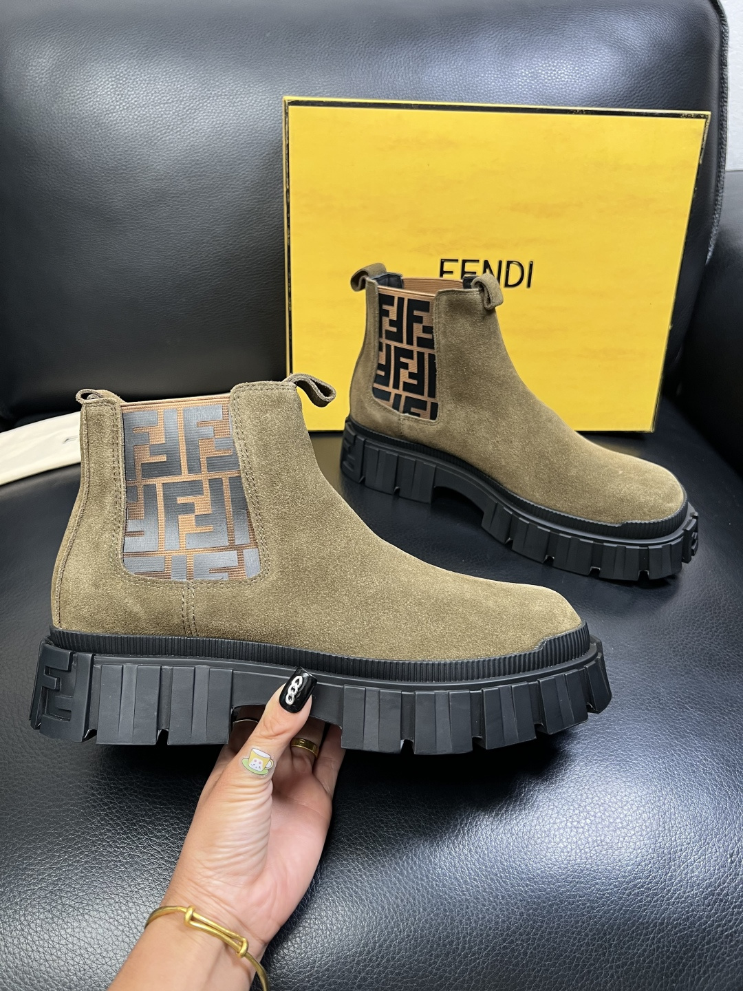 FENDI 高品质 顶级工艺品，芬迪 靴子高帮专柜同步，原厂配置意大利进口牛皮飞织面料，进口牛皮内里垫，