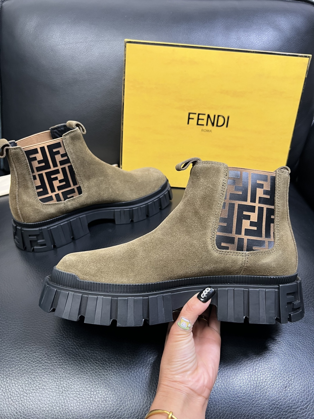 FENDI 高品质 顶级工艺品，芬迪 靴子高帮专柜同步，原厂配置意大利进口牛皮飞织面料，进口牛皮内里垫，
