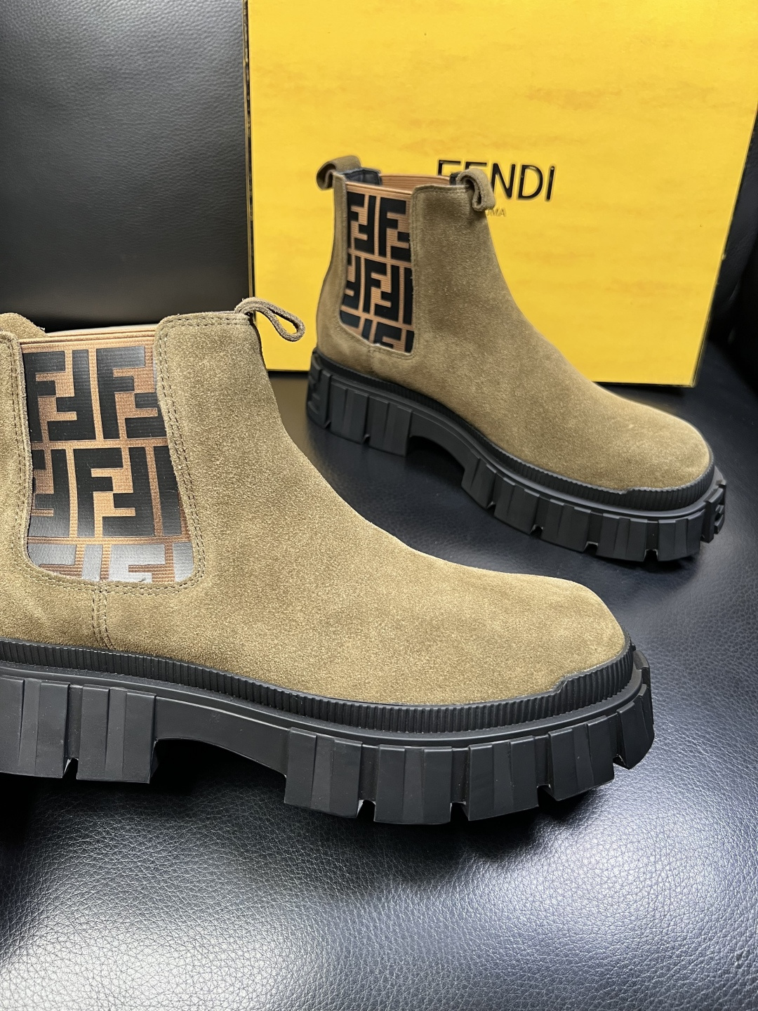 FENDI 高品质 顶级工艺品，芬迪 靴子高帮专柜同步，原厂配置意大利进口牛皮飞织面料，进口牛皮内里垫，