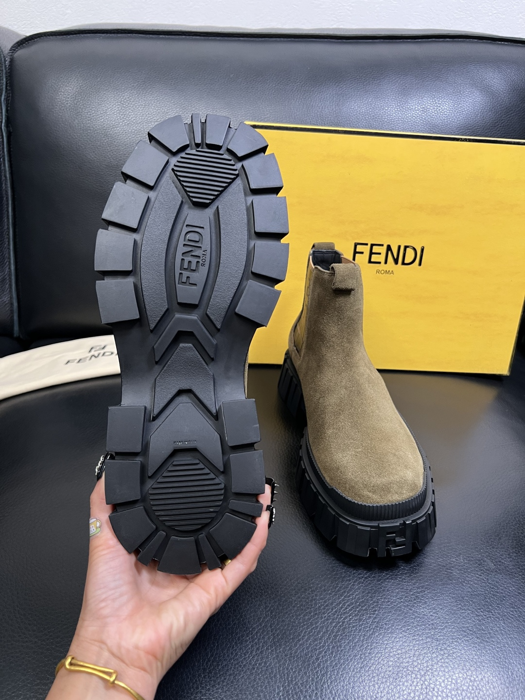 FENDI 高品质 顶级工艺品，芬迪 靴子高帮专柜同步，原厂配置意大利进口牛皮飞织面料，进口牛皮内里垫，