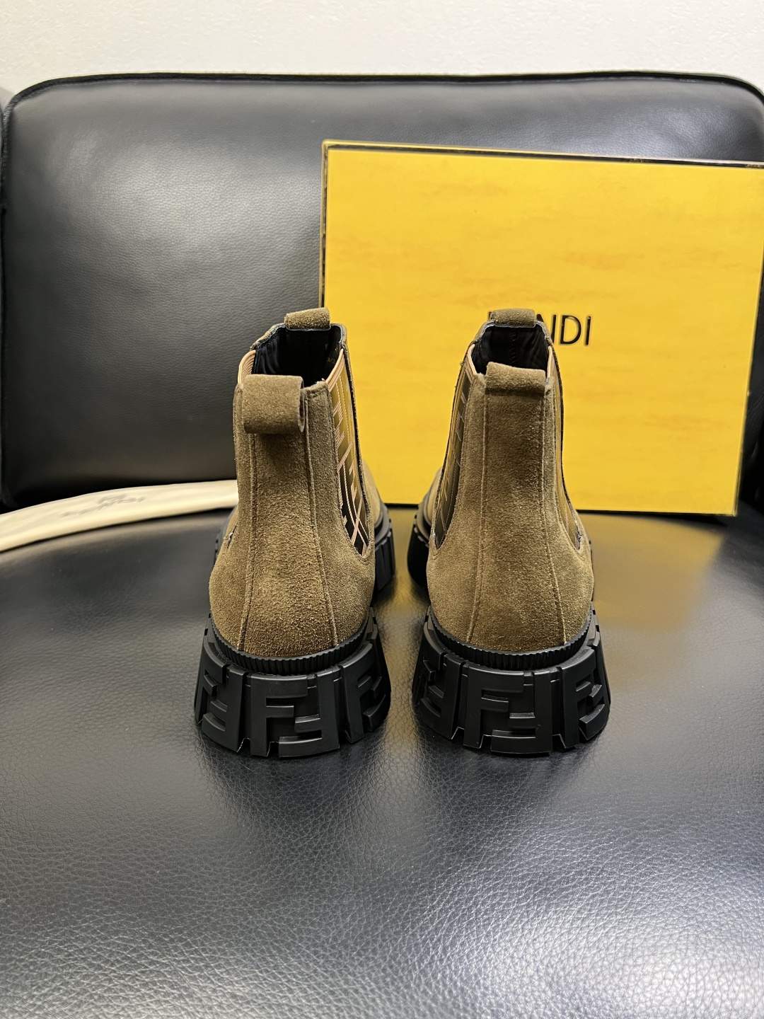 FENDI 高品质 顶级工艺品，芬迪 靴子高帮专柜同步，原厂配置意大利进口牛皮飞织面料，进口牛皮内里垫，