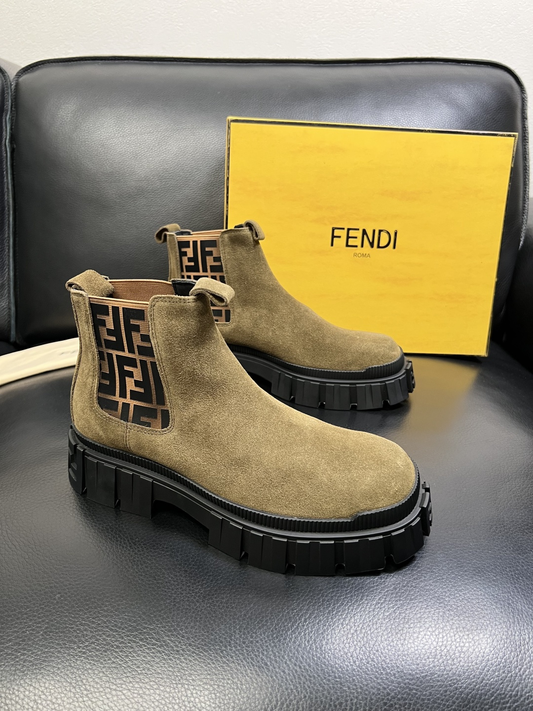 FENDI 高品质 顶级工艺品，芬迪 靴子高帮专柜同步，原厂配置意大利进口牛皮飞织面料，进口牛皮内里垫，