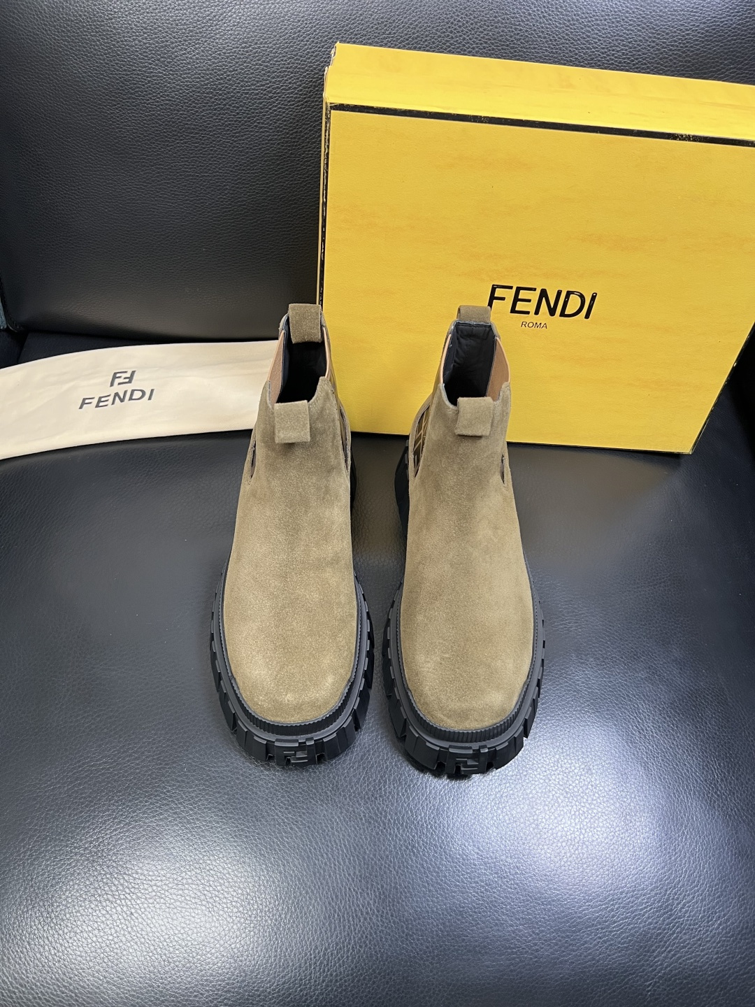 FENDI 高品质 顶级工艺品，芬迪 靴子高帮专柜同步，原厂配置意大利进口牛皮飞织面料，进口牛皮内里垫，