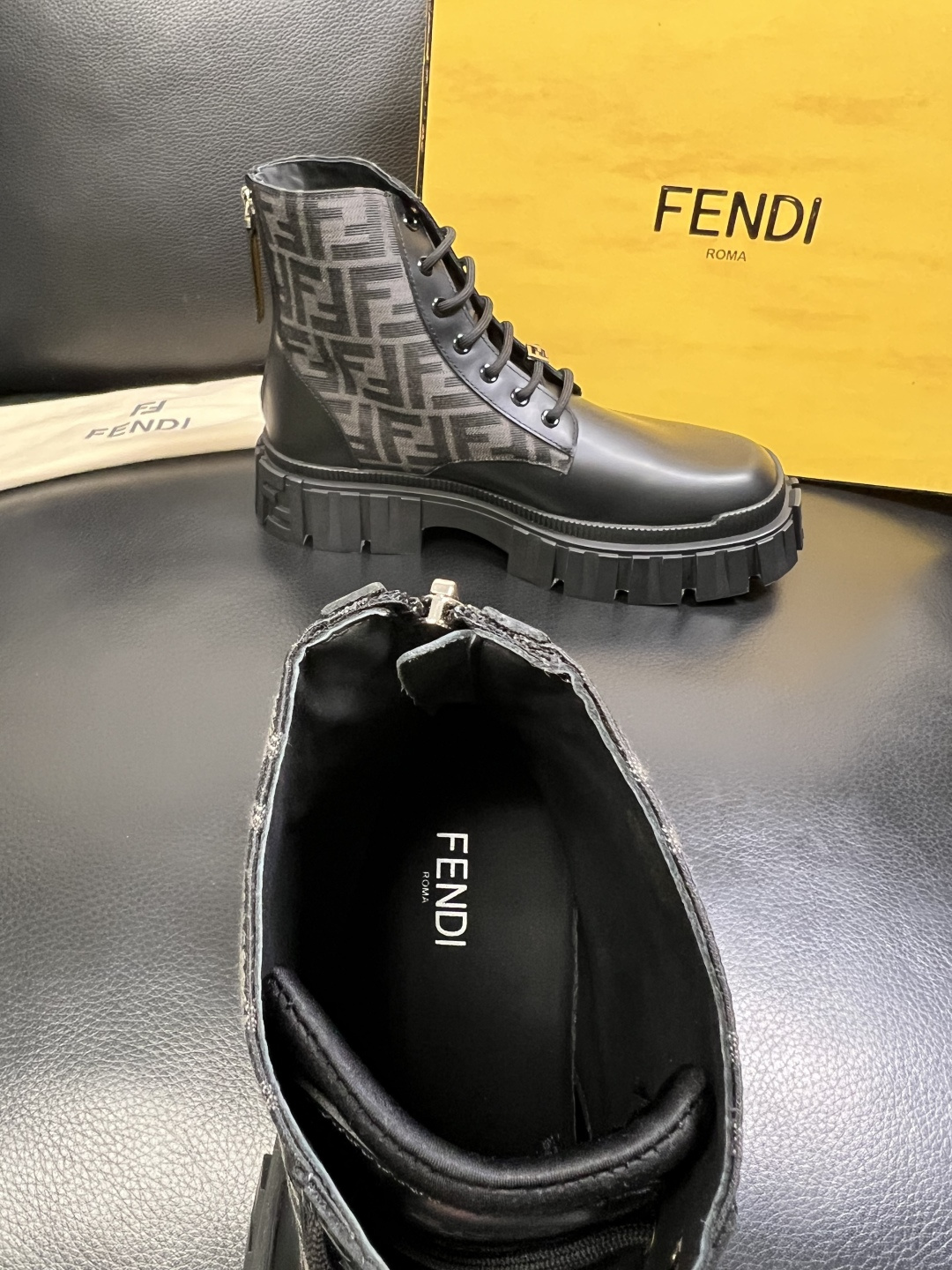 FENDI 高品质 顶级工艺品，芬迪 靴子高帮专柜同步，原厂配置意大利进口牛皮飞织面料，进口牛皮内里垫，