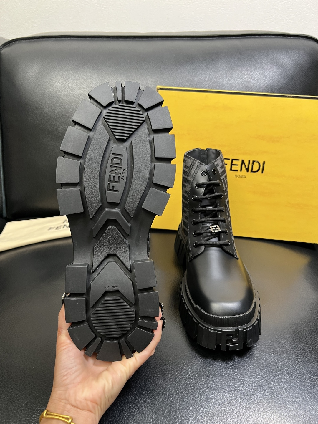 FENDI 高品质 顶级工艺品，芬迪 靴子高帮专柜同步，原厂配置意大利进口牛皮飞织面料，进口牛皮内里垫，