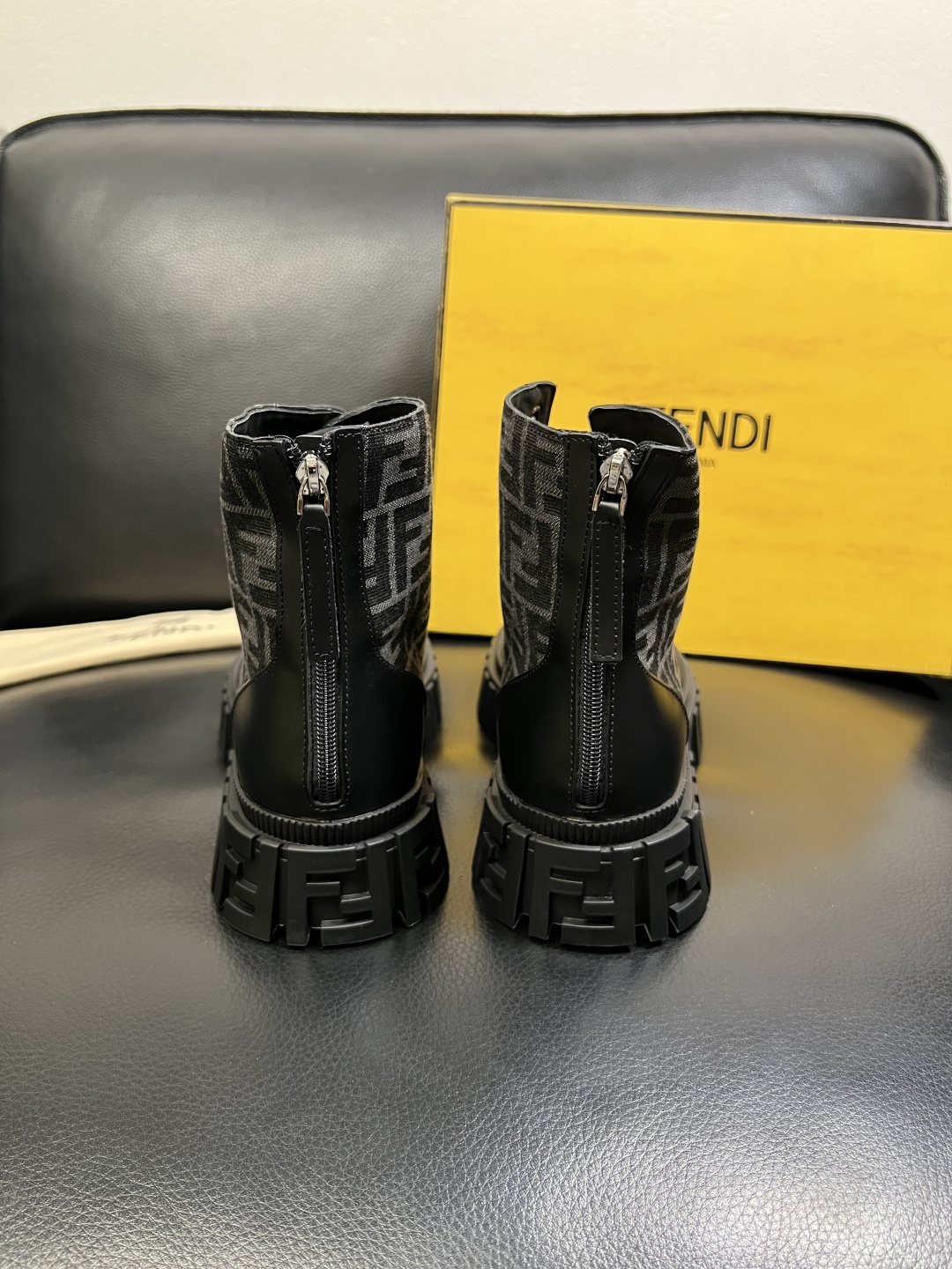 FENDI 高品质 顶级工艺品，芬迪 靴子高帮专柜同步，原厂配置意大利进口牛皮飞织面料，进口牛皮内里垫，