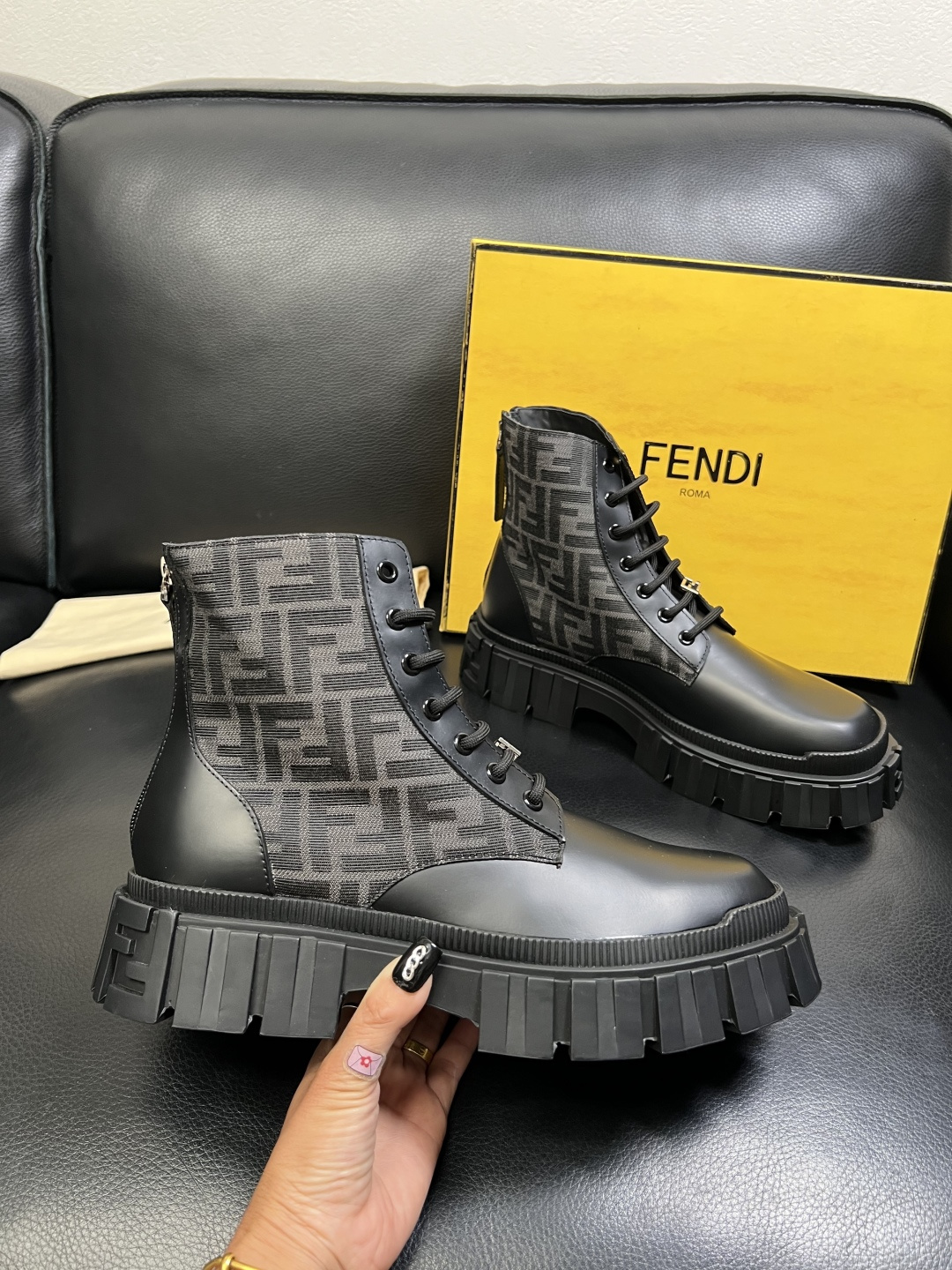 FENDI 高品质 顶级工艺品，芬迪 靴子高帮专柜同步，原厂配置意大利进口牛皮飞织面料，进口牛皮内里垫，