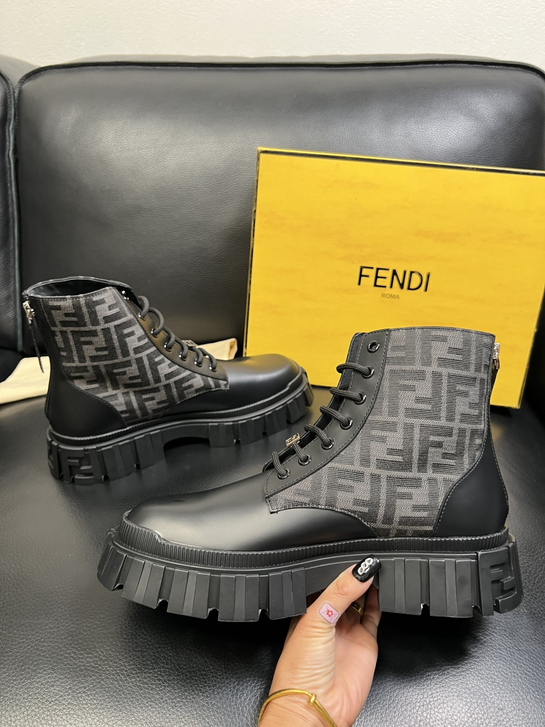 FENDI 高品质 顶级工艺品，芬迪 靴子高帮专柜同步，原厂配置意大利进口牛皮飞织面料，进口牛皮内里垫，
