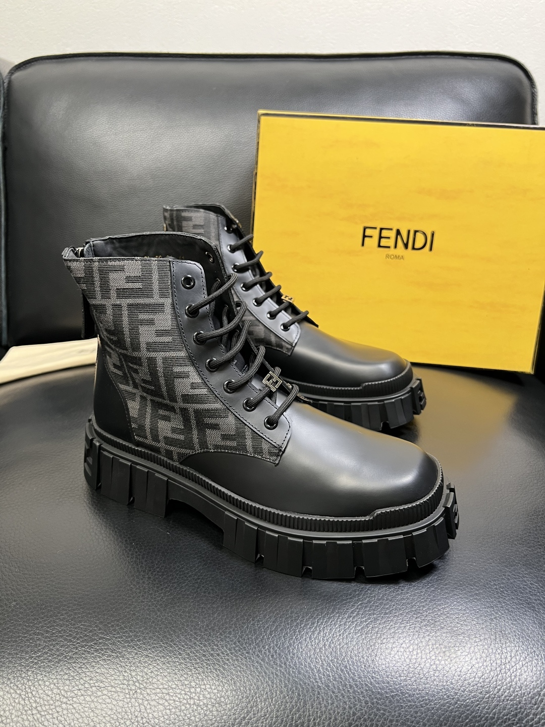 FENDI 高品质 顶级工艺品，芬迪 靴子高帮专柜同步，原厂配置意大利进口牛皮飞织面料，进口牛皮内里垫，