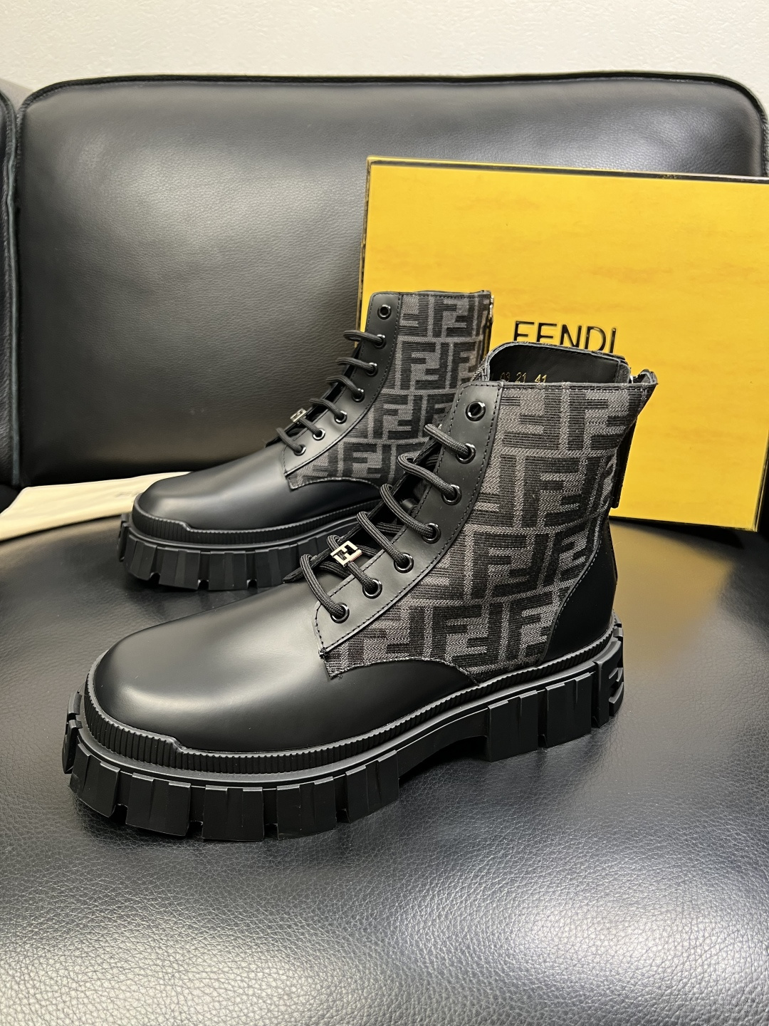 FENDI 高品质 顶级工艺品，芬迪 靴子高帮专柜同步，原厂配置意大利进口牛皮飞织面料，进口牛皮内里垫，