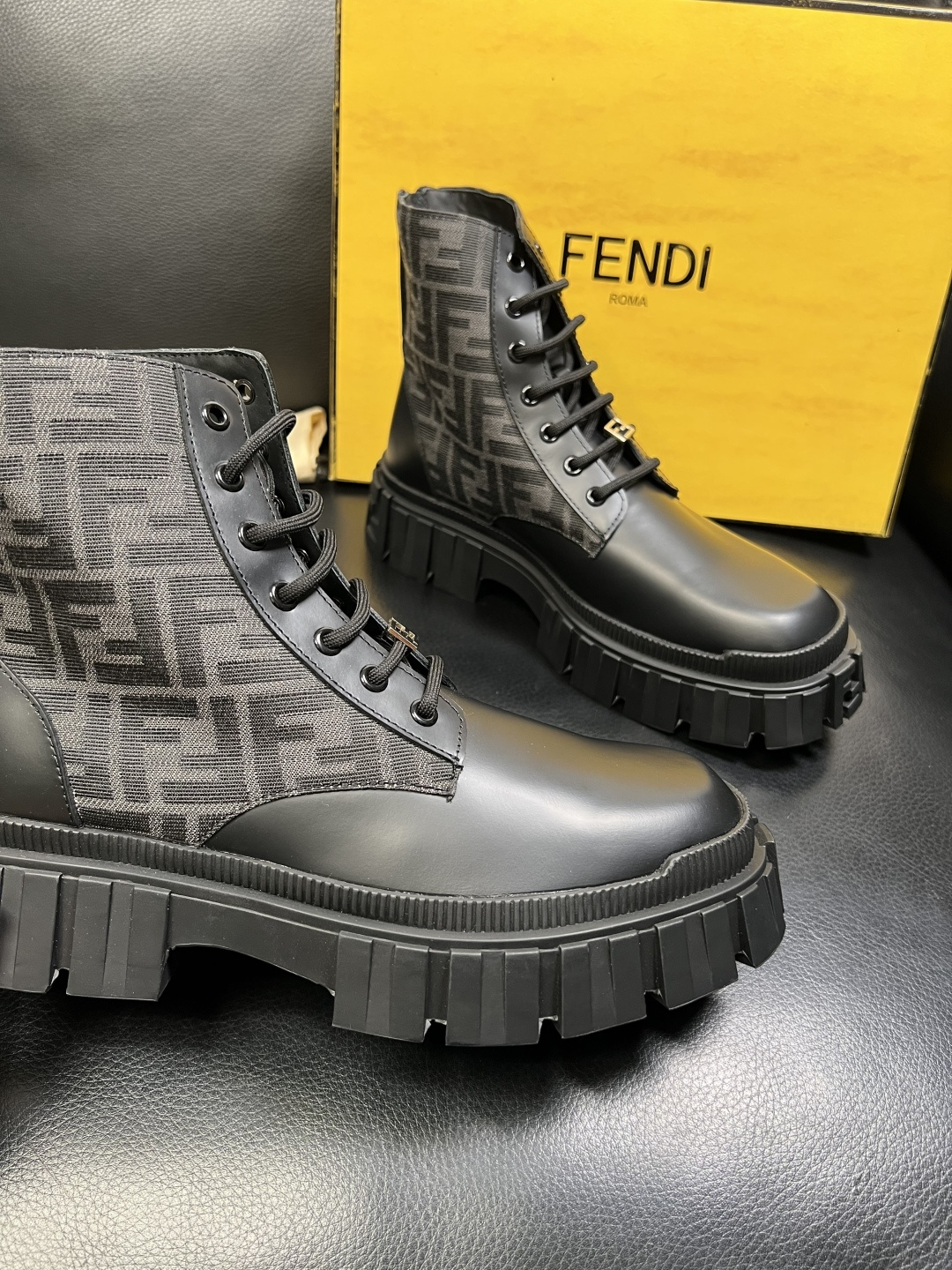 FENDI 高品质 顶级工艺品，芬迪 靴子高帮专柜同步，原厂配置意大利进口牛皮飞织面料，进口牛皮内里垫，