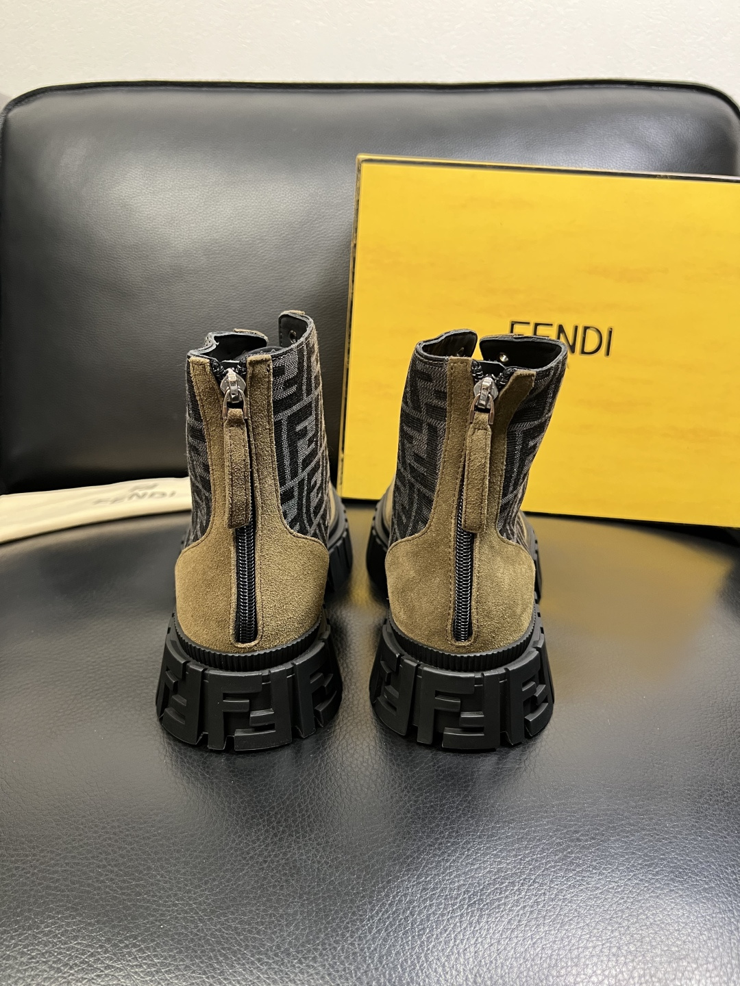 FENDI 高品质 顶级工艺品，芬迪 靴子高帮专柜同步，原厂配置意大利进口牛皮飞织面料，进口牛皮内里垫，