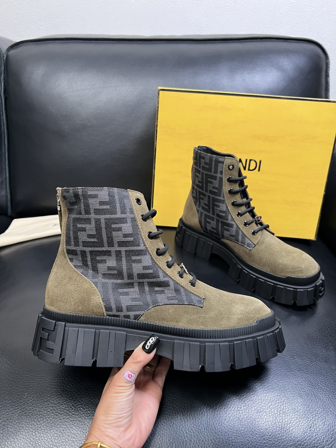 FENDI 高品质 顶级工艺品，芬迪 靴子高帮专柜同步，原厂配置意大利进口牛皮飞织面料，进口牛皮内里垫，