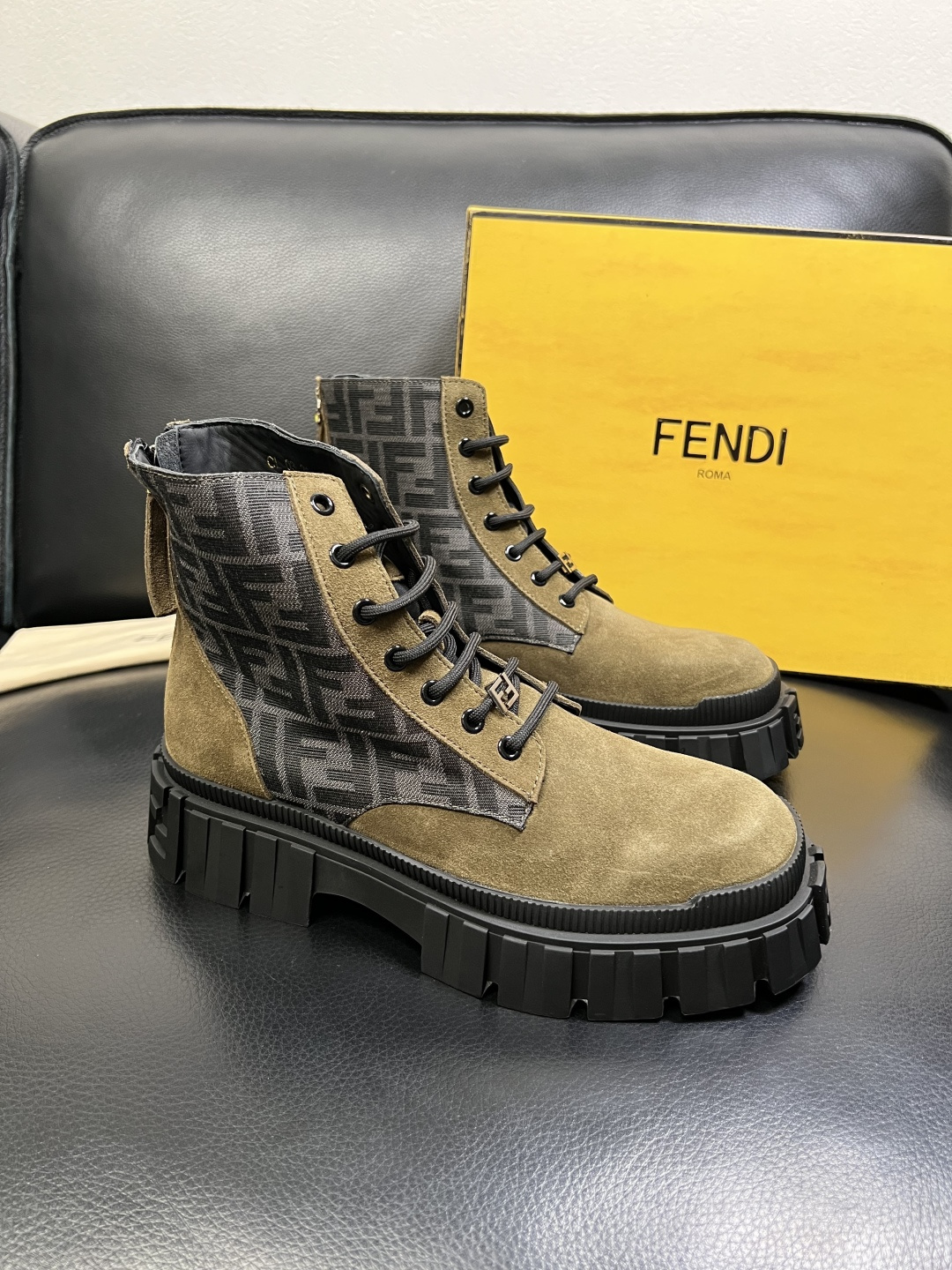 FENDI 高品质 顶级工艺品，芬迪 靴子高帮专柜同步，原厂配置意大利进口牛皮飞织面料，进口牛皮内里垫，