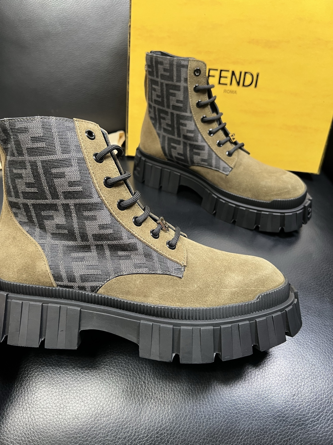FENDI 高品质 顶级工艺品，芬迪 靴子高帮专柜同步，原厂配置意大利进口牛皮飞织面料，进口牛皮内里垫，