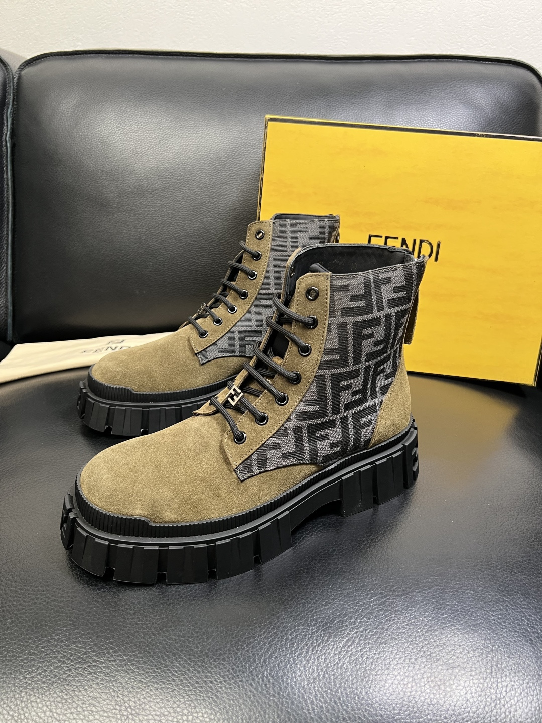 FENDI 高品质 顶级工艺品，芬迪 靴子高帮专柜同步，原厂配置意大利进口牛皮飞织面料，进口牛皮内里垫，