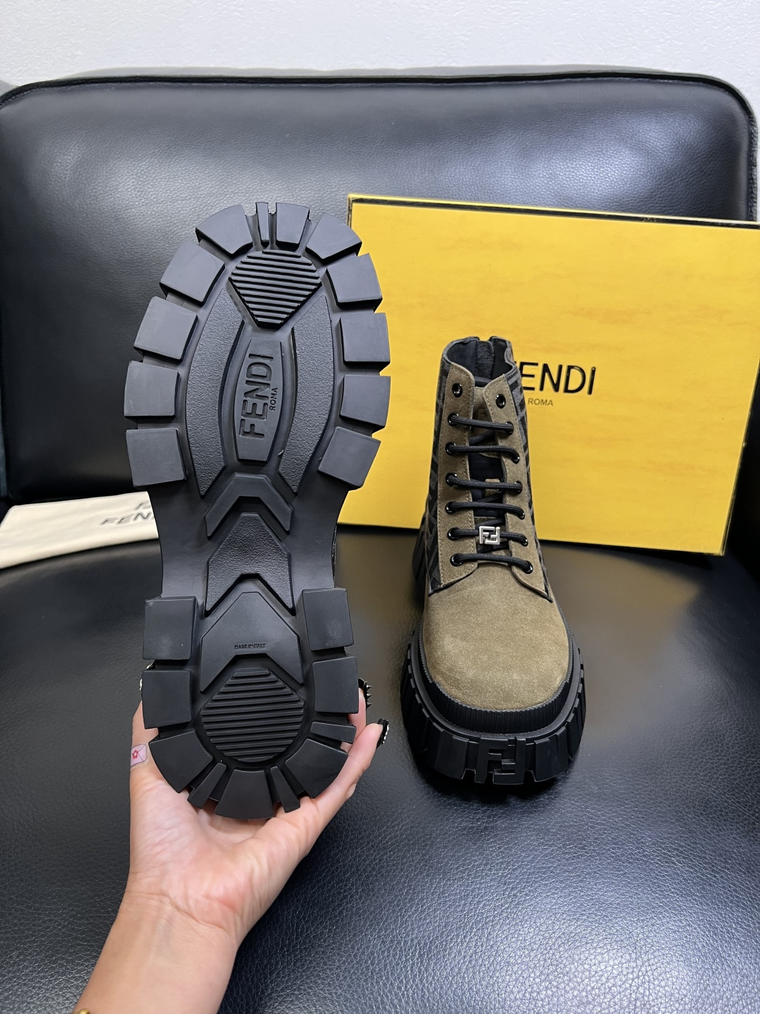 FENDI 高品质 顶级工艺品，芬迪 靴子高帮专柜同步，原厂配置意大利进口牛皮飞织面料，进口牛皮内里垫，