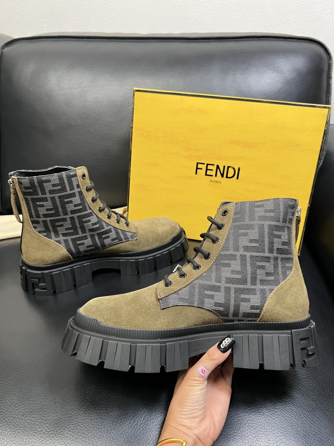 FENDI 高品质 顶级工艺品，芬迪 靴子高帮专柜同步，原厂配置意大利进口牛皮飞织面料，进口牛皮内里垫，