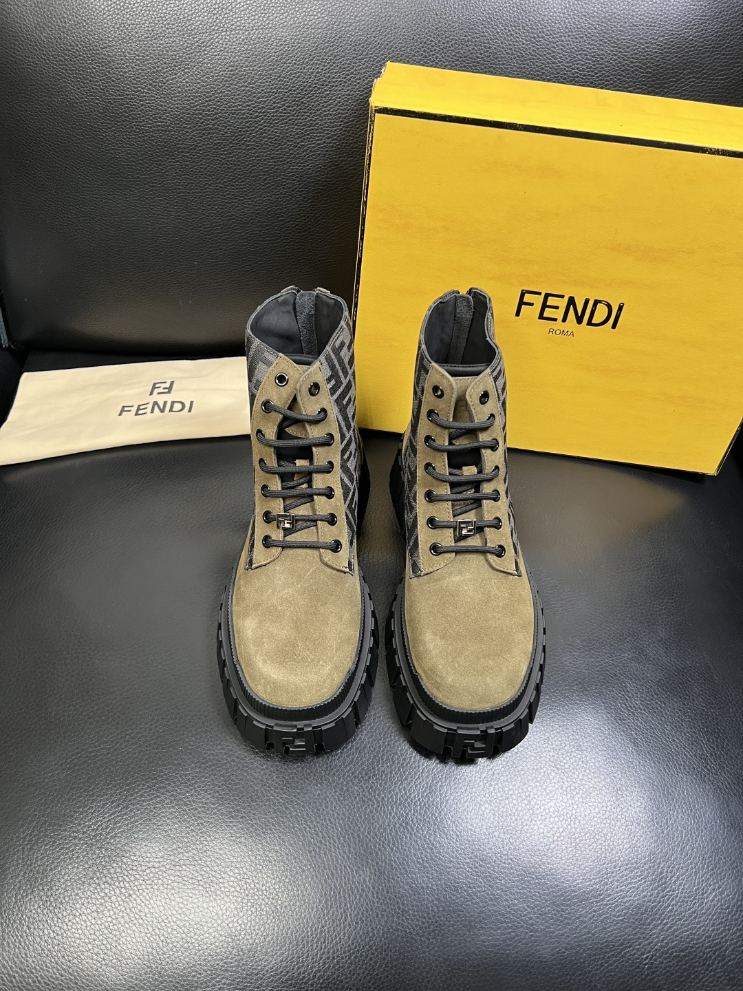 FENDI 高品质 顶级工艺品，芬迪 靴子高帮专柜同步，原厂配置意大利进口牛皮飞织面料，进口牛皮内里垫，