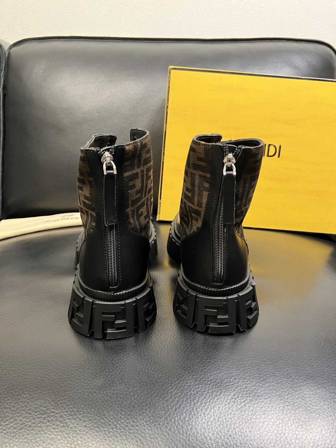 FENDI 高品质 顶级工艺品，芬迪 靴子高帮专柜同步，原厂配置意大利进口牛皮飞织面料，进口牛皮内里垫，