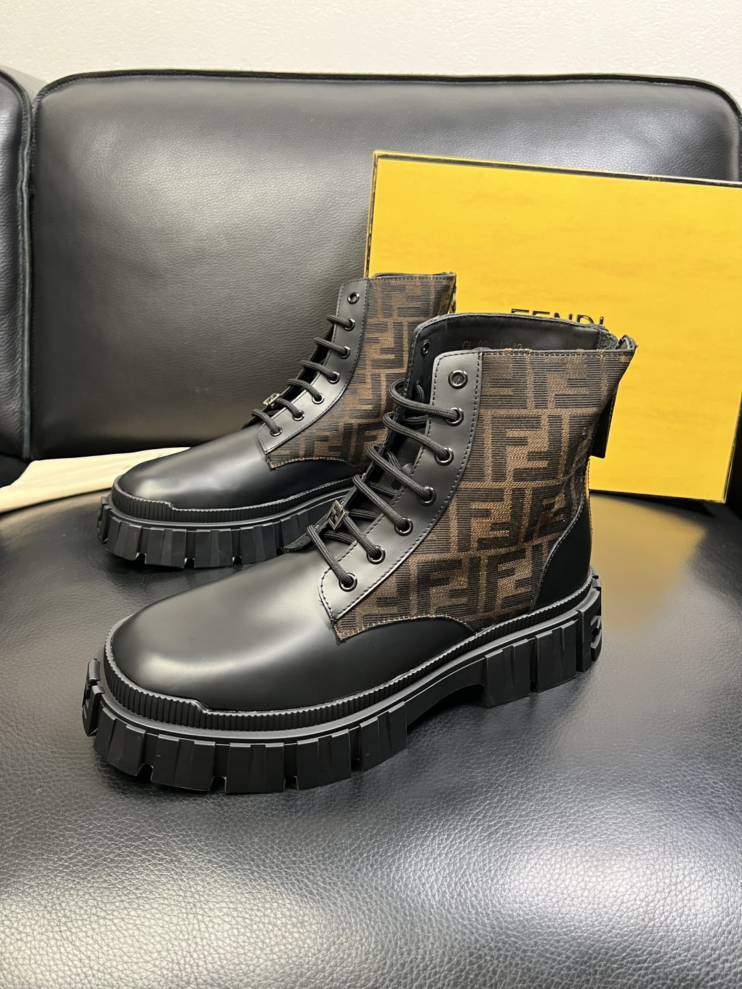 FENDI 高品质 顶级工艺品，芬迪 靴子高帮专柜同步，原厂配置意大利进口牛皮飞织面料，进口牛皮内里垫，