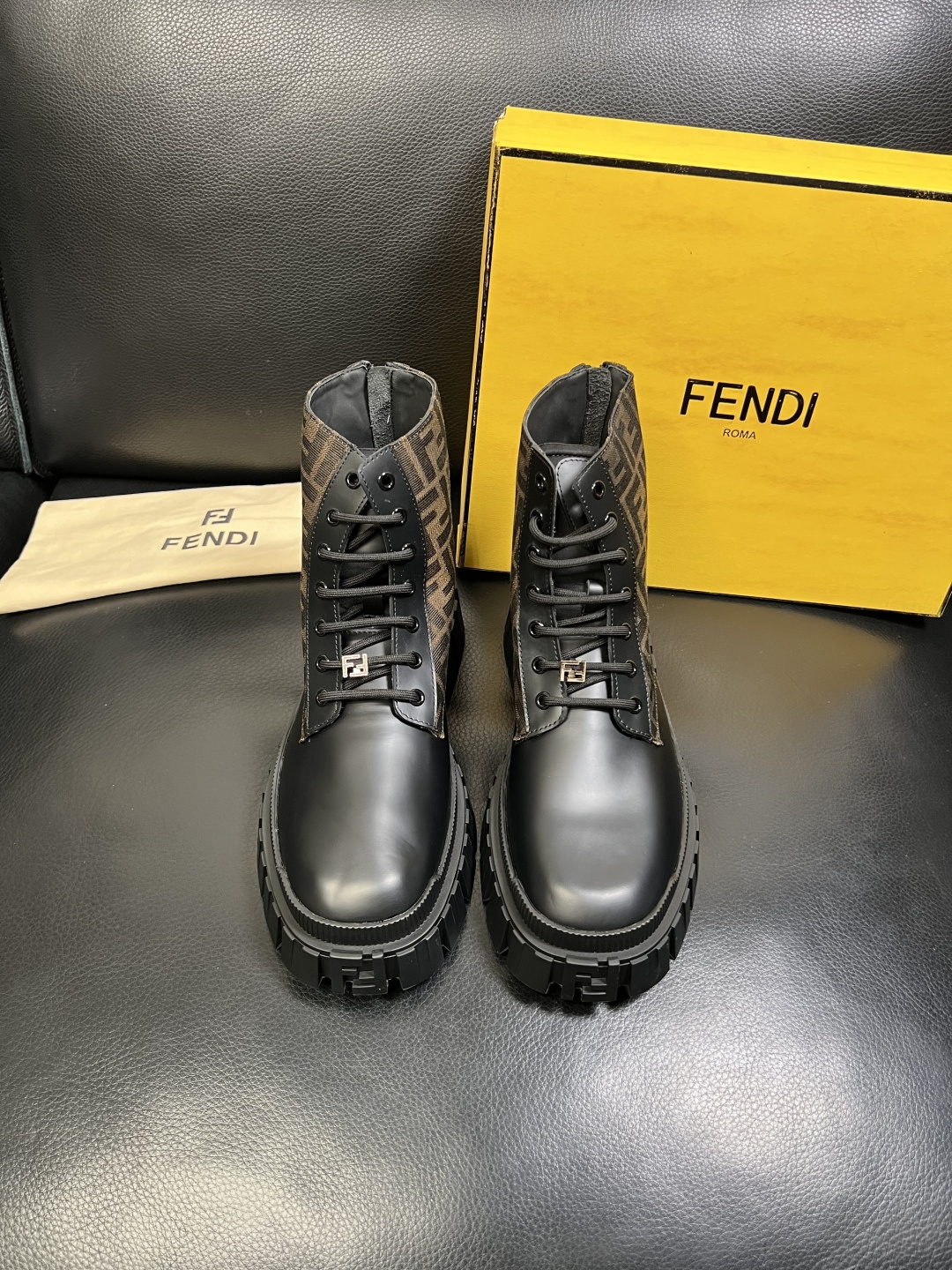 FENDI 高品质 顶级工艺品，芬迪 靴子高帮专柜同步，原厂配置意大利进口牛皮飞织面料，进口牛皮内里垫，