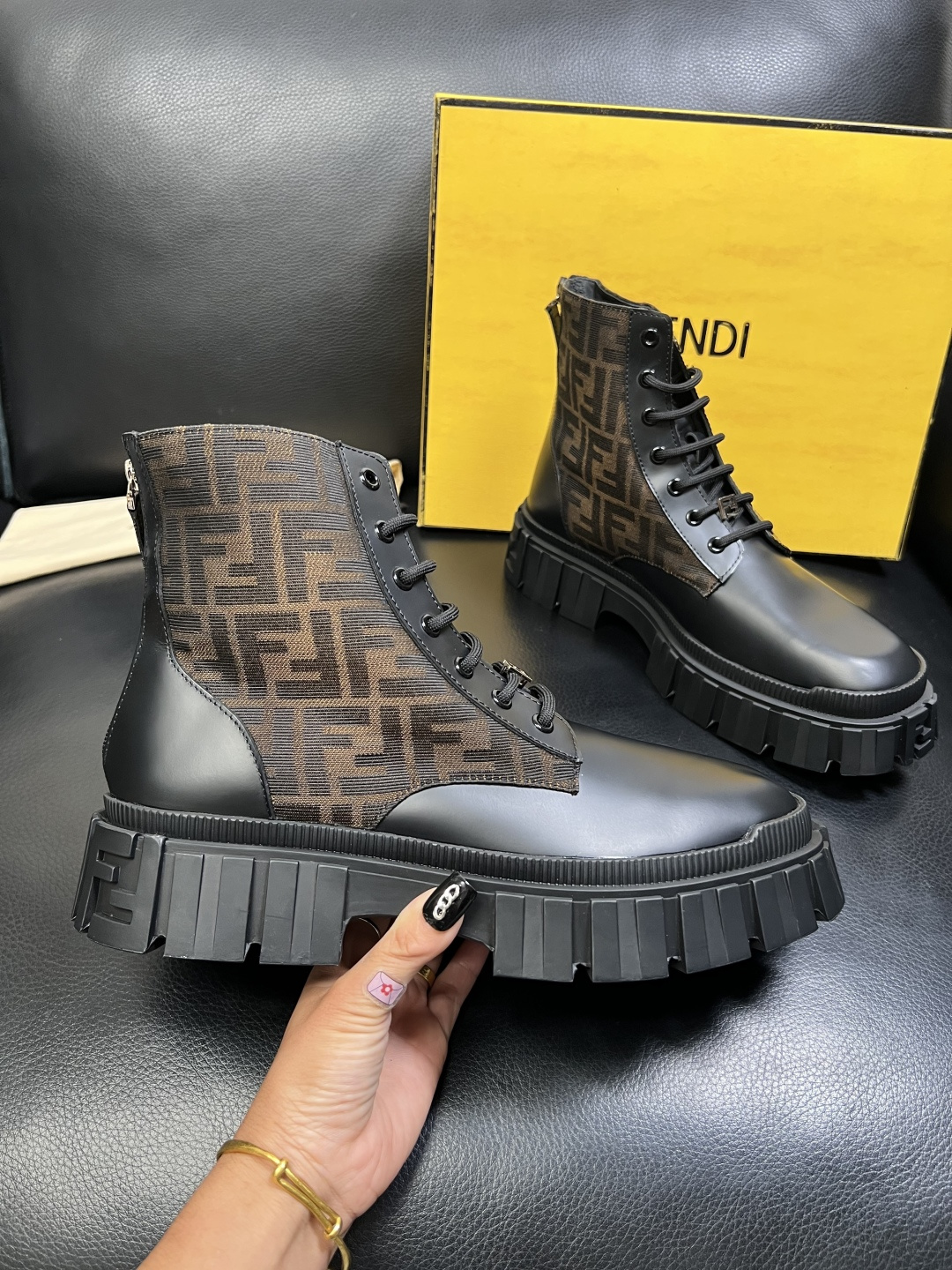 FENDI 高品质 顶级工艺品，芬迪 靴子高帮专柜同步，原厂配置意大利进口牛皮飞织面料，进口牛皮内里垫，