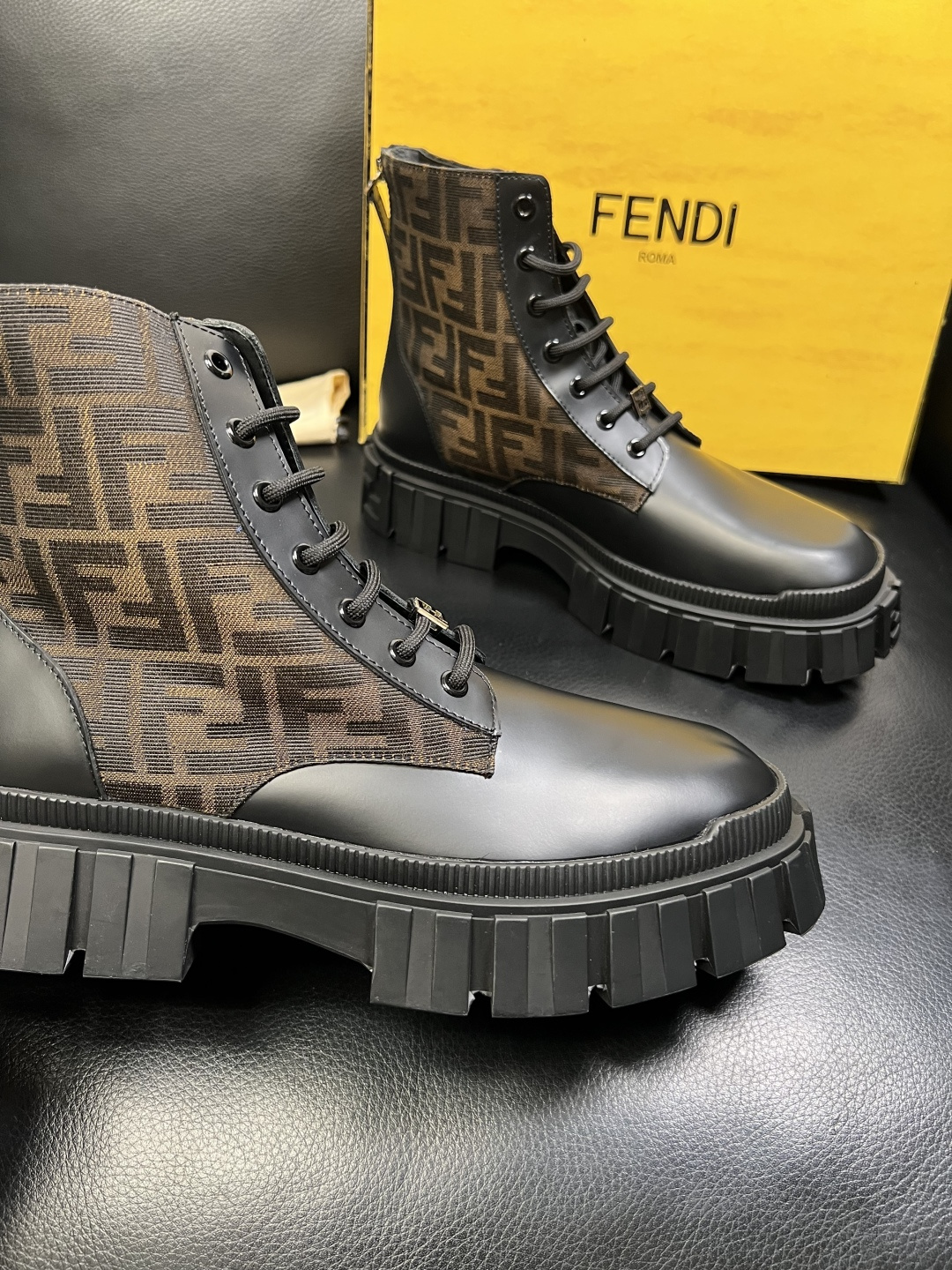 FENDI 高品质 顶级工艺品，芬迪 靴子高帮专柜同步，原厂配置意大利进口牛皮飞织面料，进口牛皮内里垫，