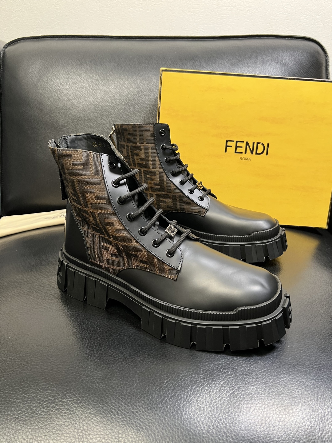 FENDI 高品质 顶级工艺品，芬迪 靴子高帮专柜同步，原厂配置意大利进口牛皮飞织面料，进口牛皮内里垫，