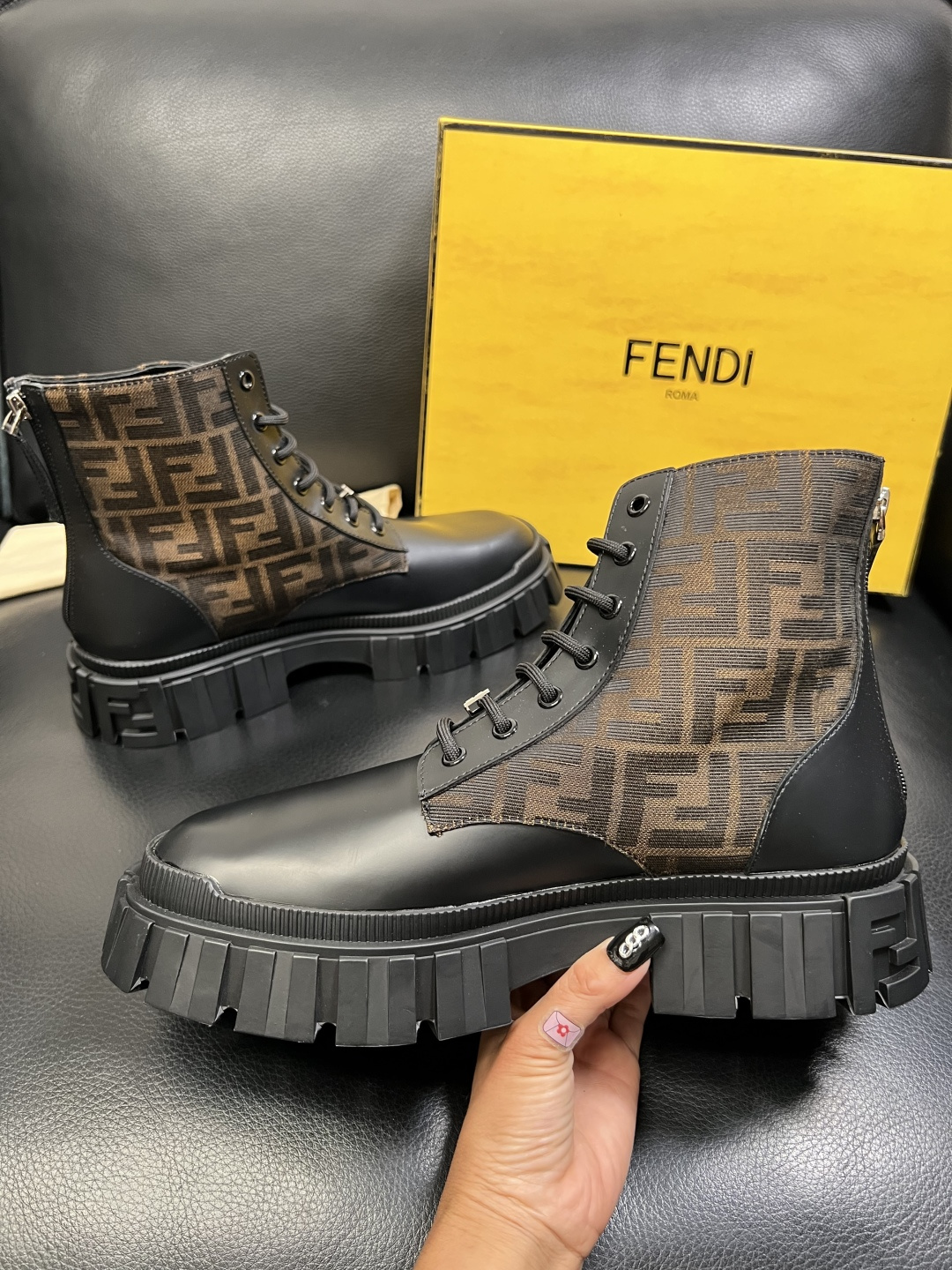 FENDI 高品质 顶级工艺品，芬迪 靴子高帮专柜同步，原厂配置意大利进口牛皮飞织面料，进口牛皮内里垫，