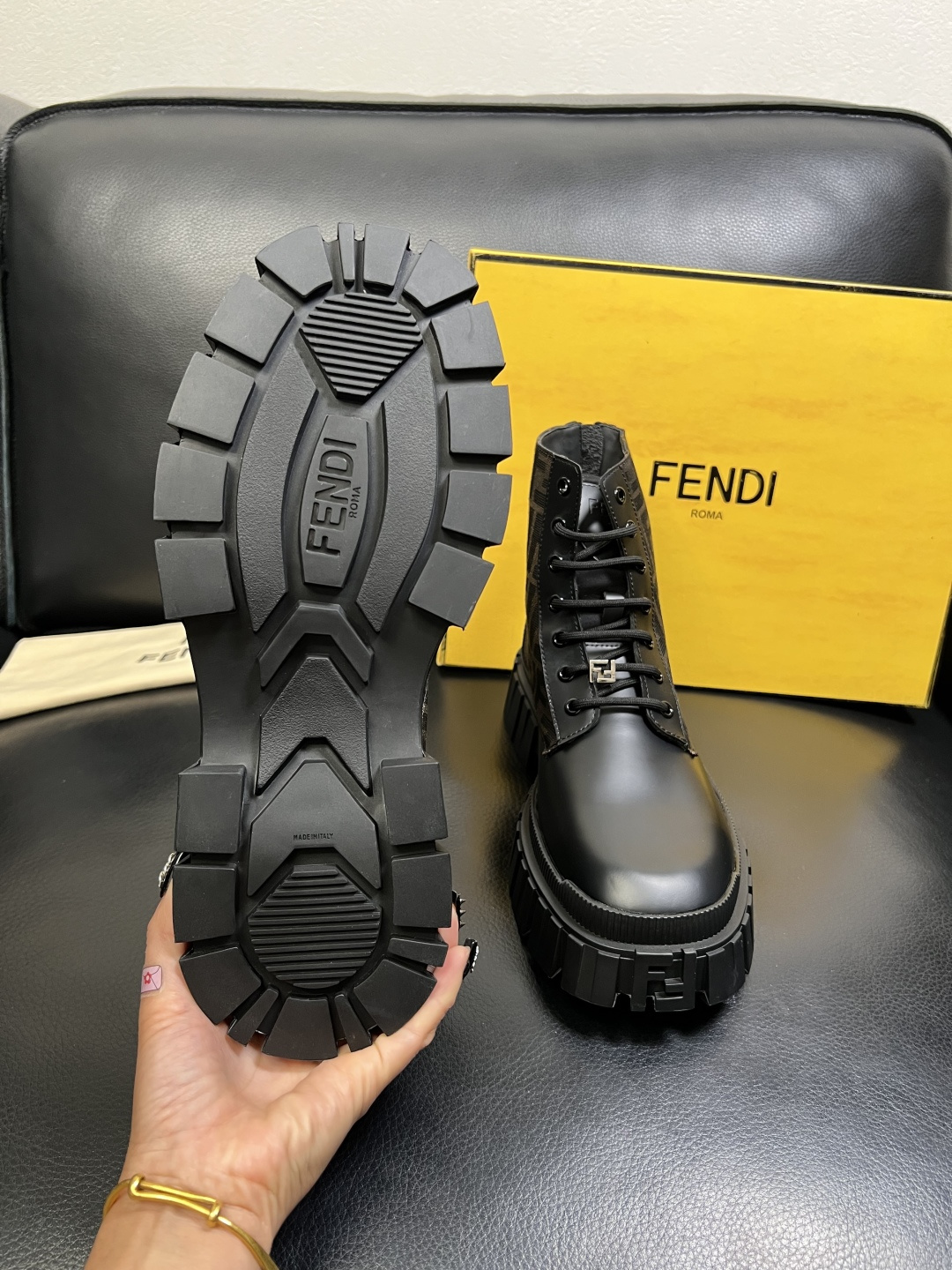 FENDI 高品质 顶级工艺品，芬迪 靴子高帮专柜同步，原厂配置意大利进口牛皮飞织面料，进口牛皮内里垫，