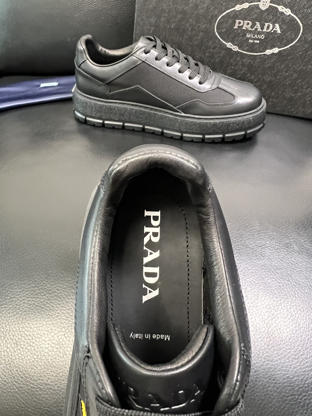 Prada 顶级工艺品，普拉达 专柜同步，原厂配置意大利进口牛皮拼布面料，进口牛皮内里垫，透气舒适，鞋底