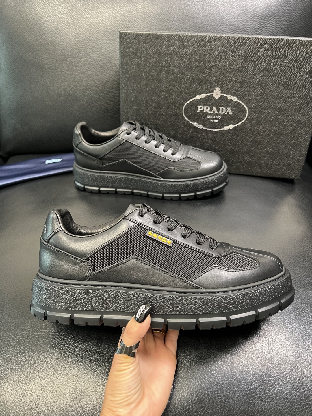 Prada 顶级工艺品，普拉达 专柜同步，原厂配置意大利进口牛皮拼布面料，进口牛皮内里垫，透气舒适，鞋底