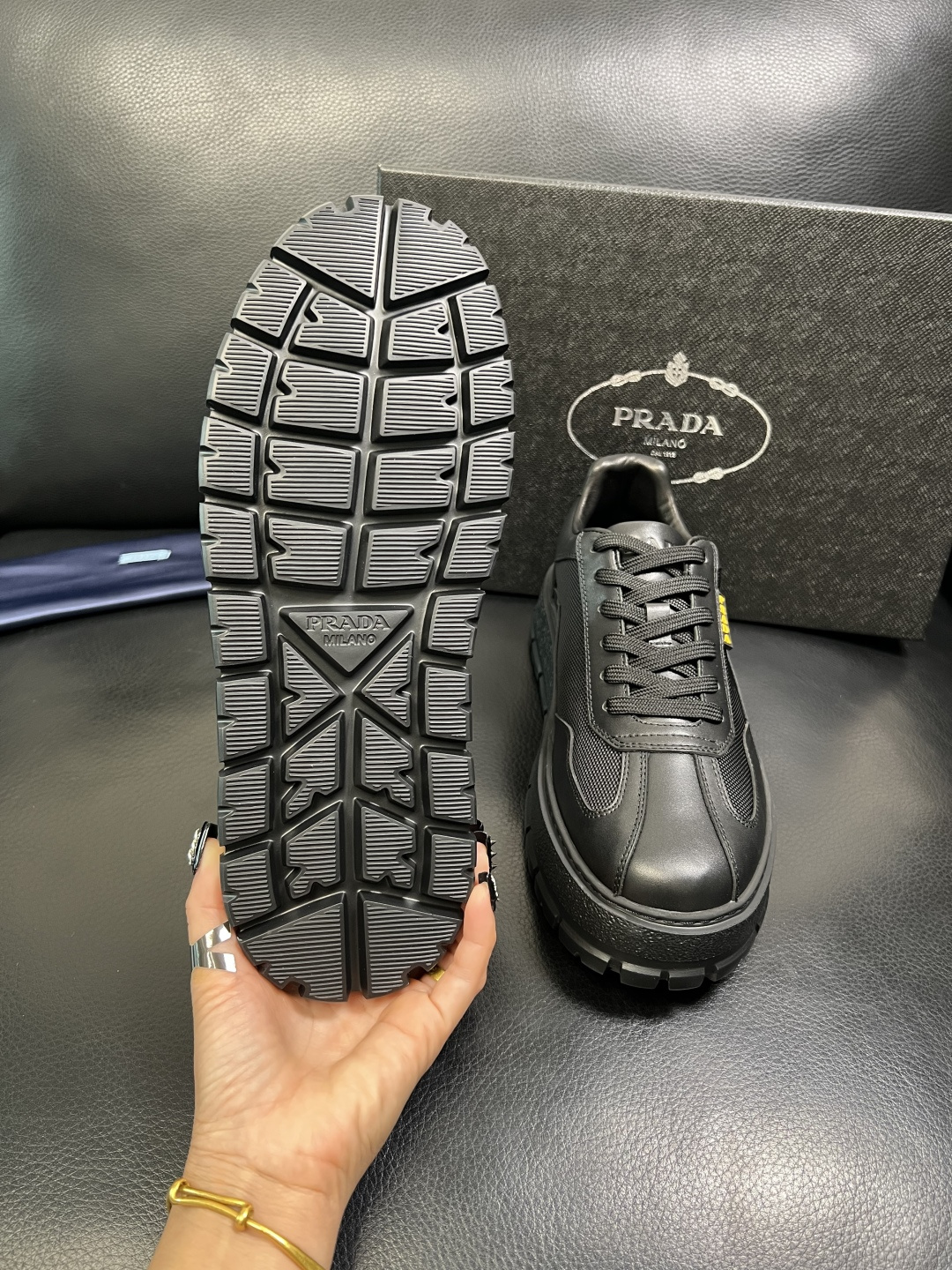 Prada 顶级工艺品，普拉达 专柜同步，原厂配置意大利进口牛皮拼布面料，进口牛皮内里垫，透气舒适，鞋底