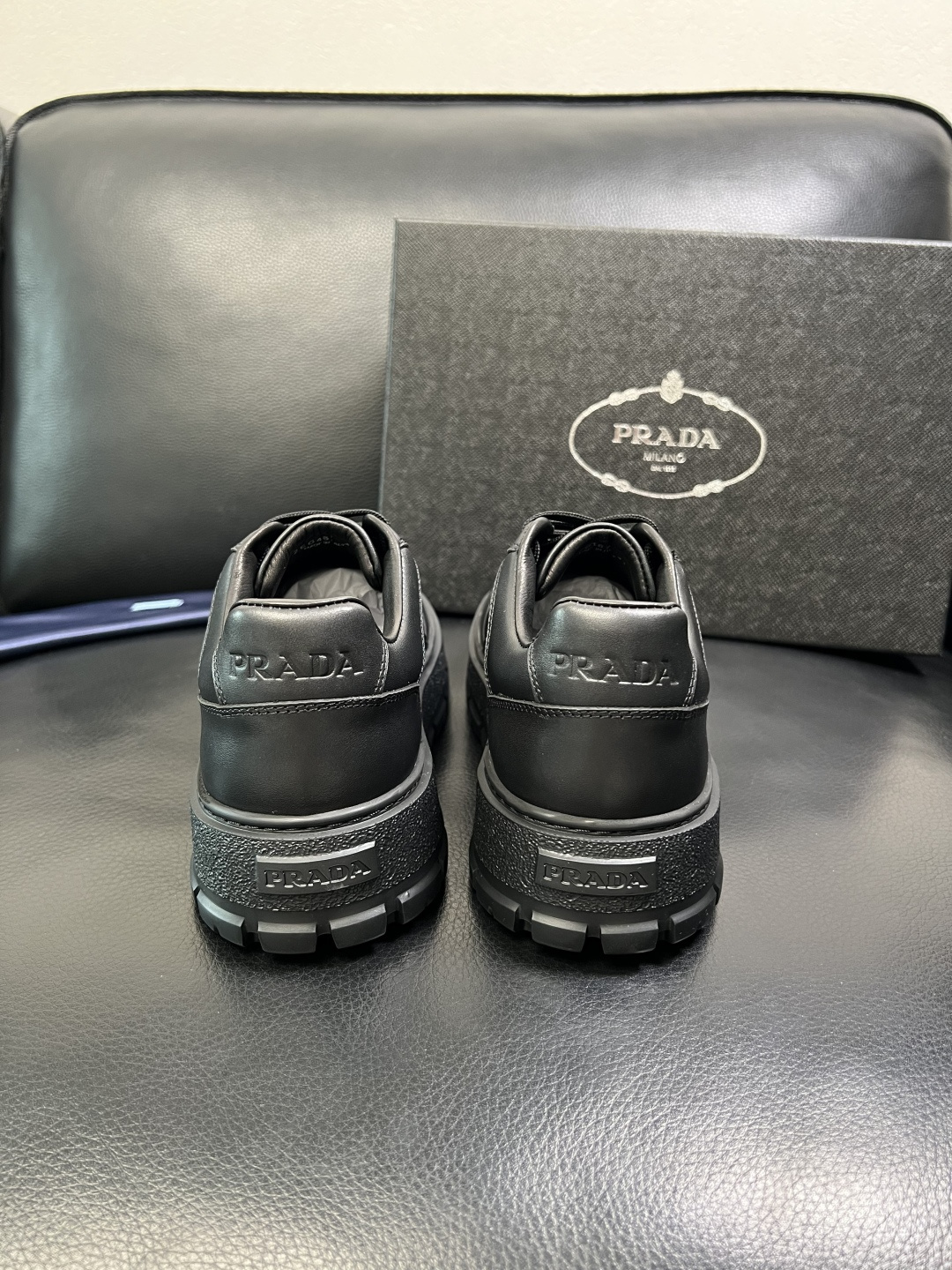 Prada 顶级工艺品，普拉达 专柜同步，原厂配置意大利进口牛皮拼布面料，进口牛皮内里垫，透气舒适，鞋底