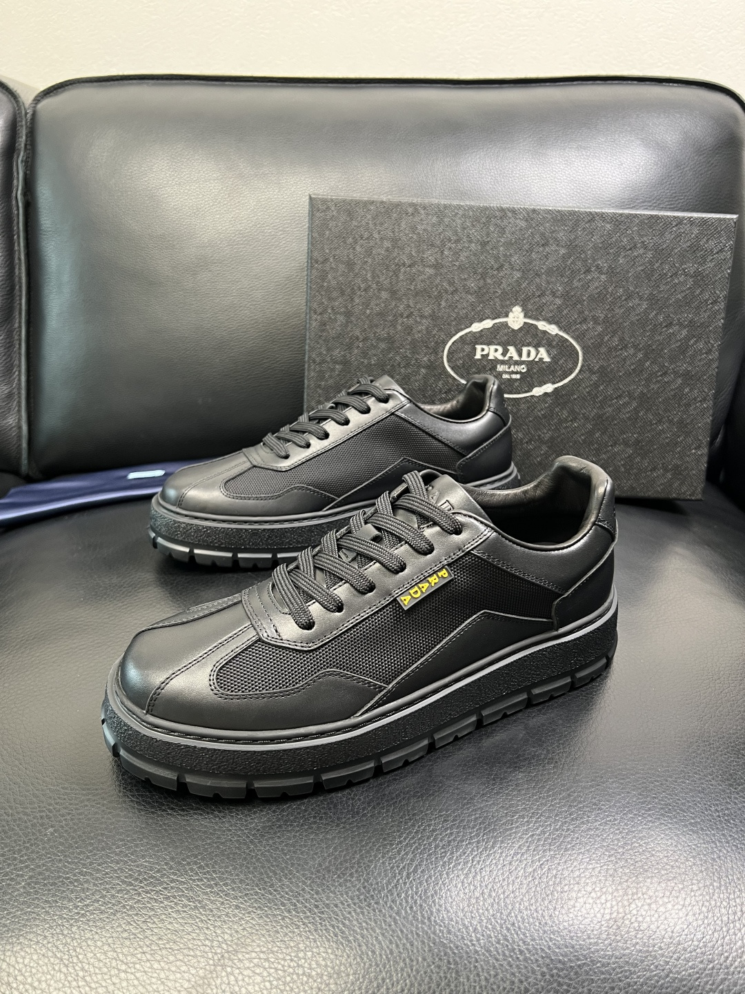 Prada 顶级工艺品，普拉达 专柜同步，原厂配置意大利进口牛皮拼布面料，进口牛皮内里垫，透气舒适，鞋底