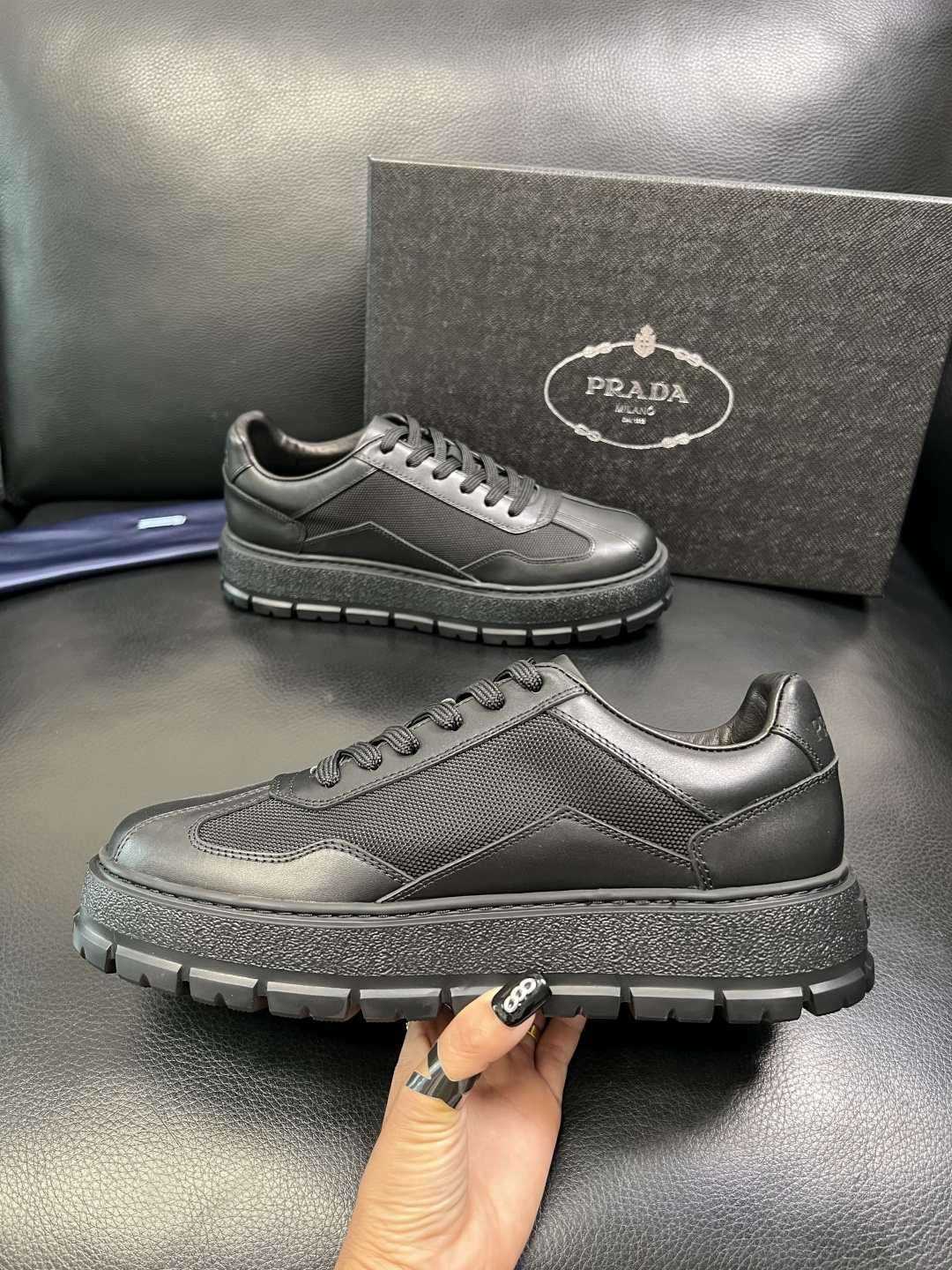 Prada 顶级工艺品，普拉达 专柜同步，原厂配置意大利进口牛皮拼布面料，进口牛皮内里垫，透气舒适，鞋底