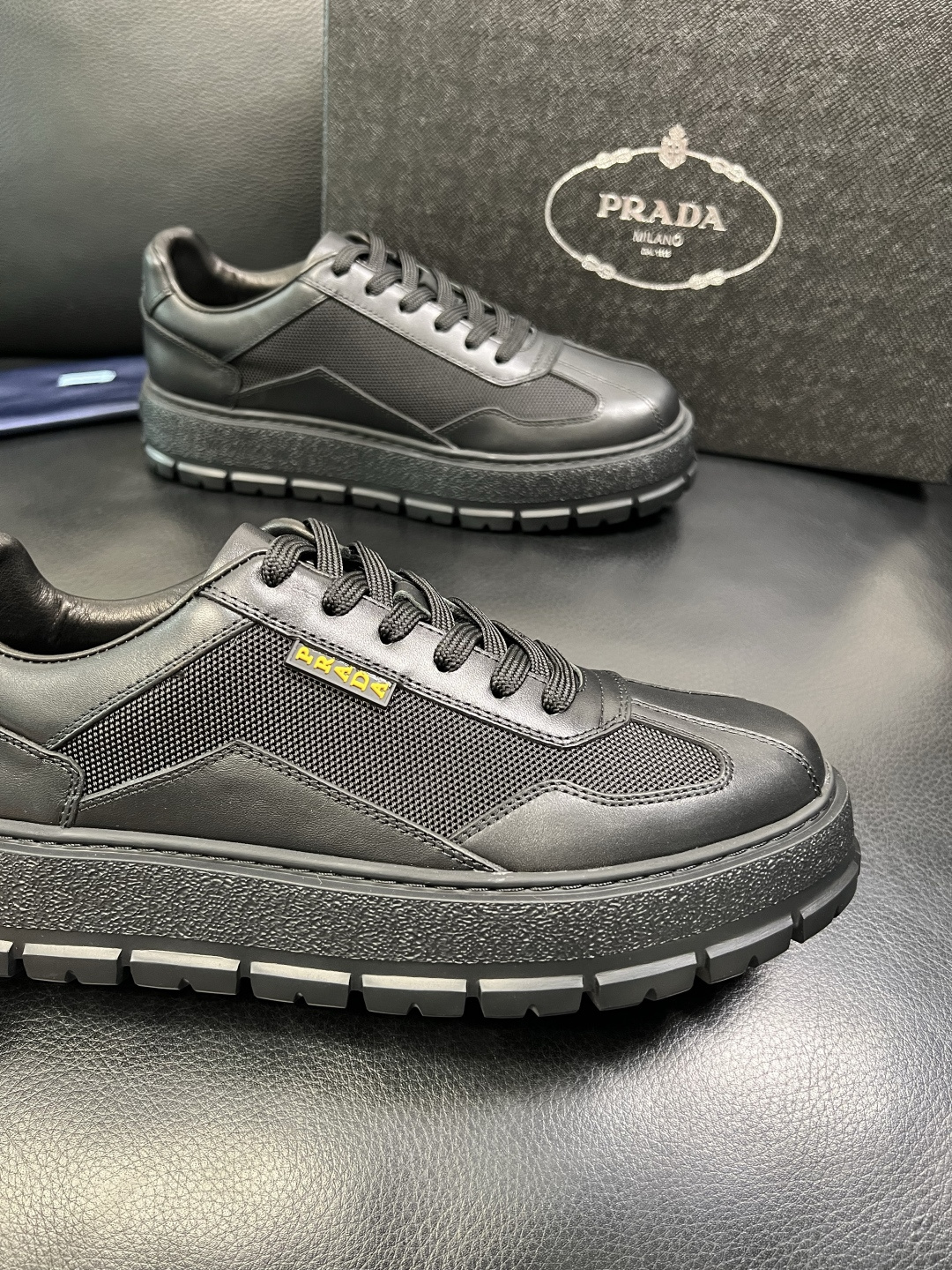 Prada 顶级工艺品，普拉达 专柜同步，原厂配置意大利进口牛皮拼布面料，进口牛皮内里垫，透气舒适，鞋底