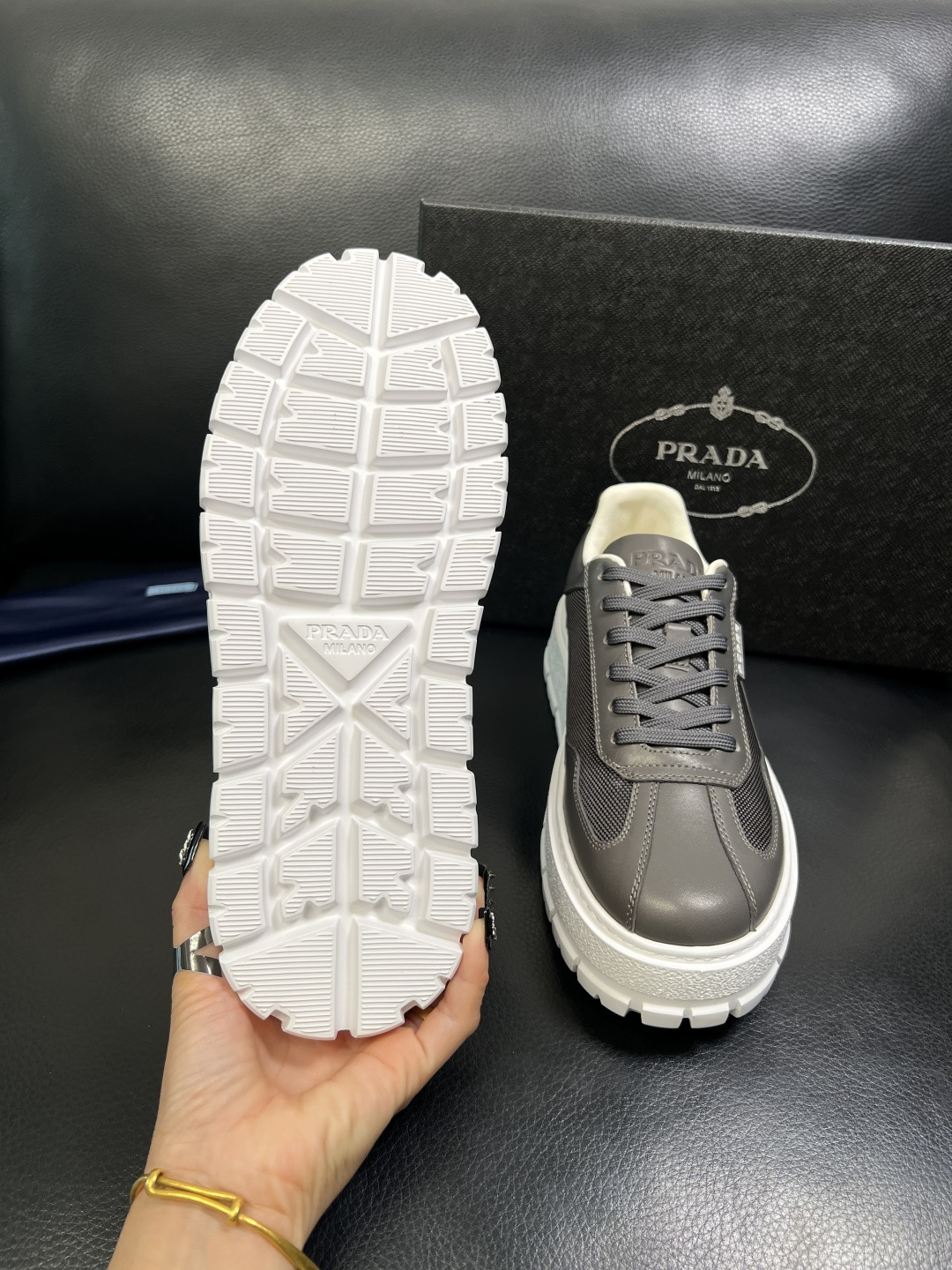 Prada 顶级工艺品，普拉达 专柜同步，原厂配置意大利进口牛皮拼布面料，进口牛皮内里垫，透气舒适，鞋底