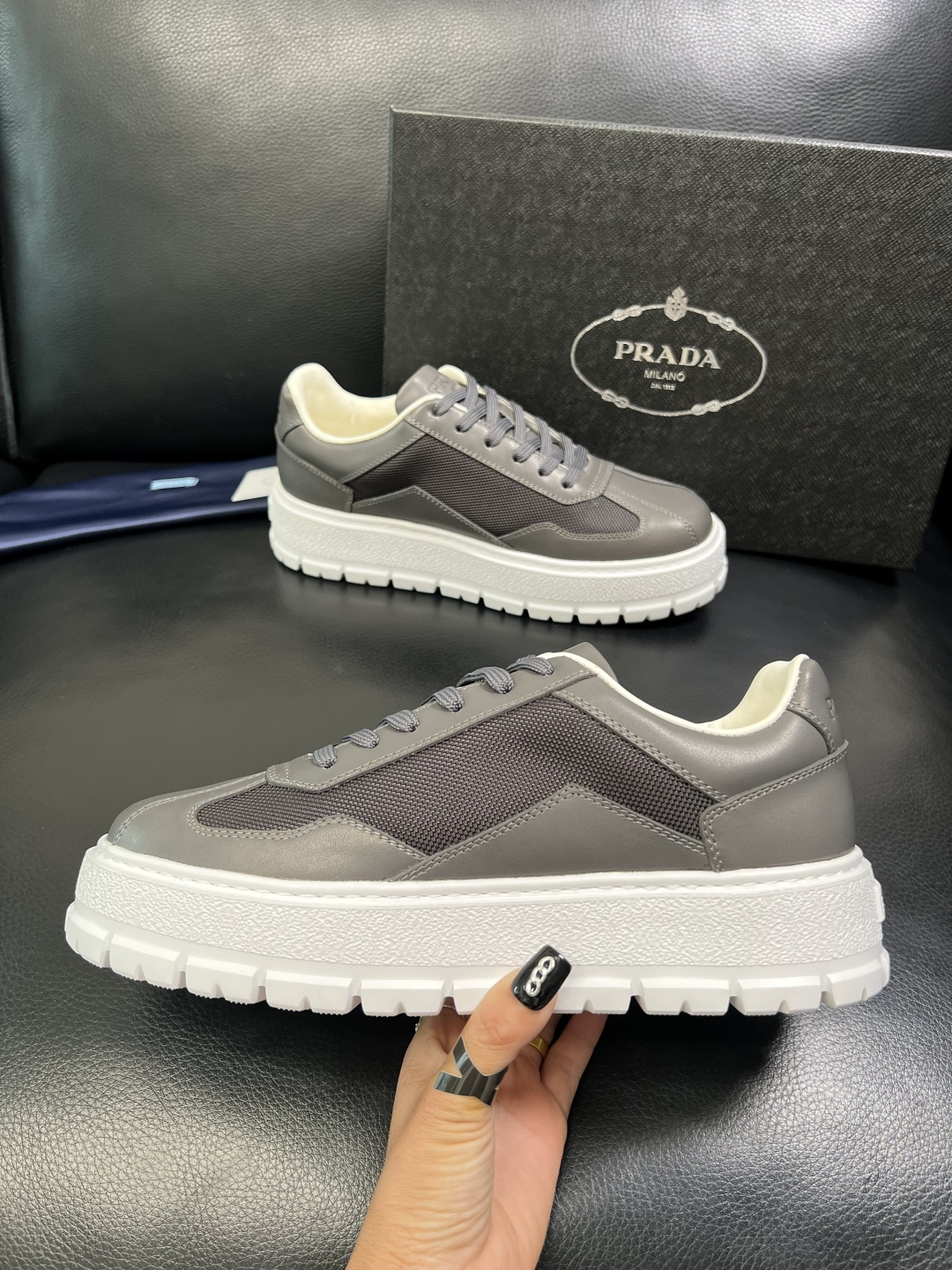 Prada 顶级工艺品，普拉达 专柜同步，原厂配置意大利进口牛皮拼布面料，进口牛皮内里垫，透气舒适，鞋底