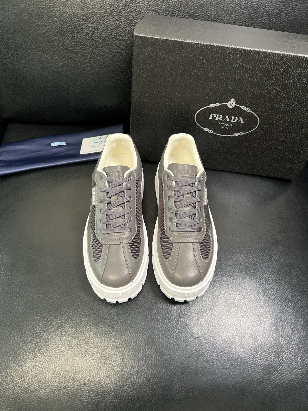 Prada 顶级工艺品，普拉达 专柜同步，原厂配置意大利进口牛皮拼布面料，进口牛皮内里垫，透气舒适，鞋底