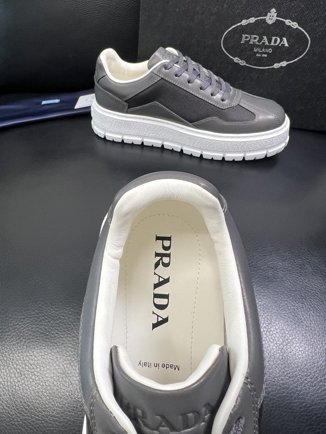 Prada 顶级工艺品，普拉达 专柜同步，原厂配置意大利进口牛皮拼布面料，进口牛皮内里垫，透气舒适，鞋底