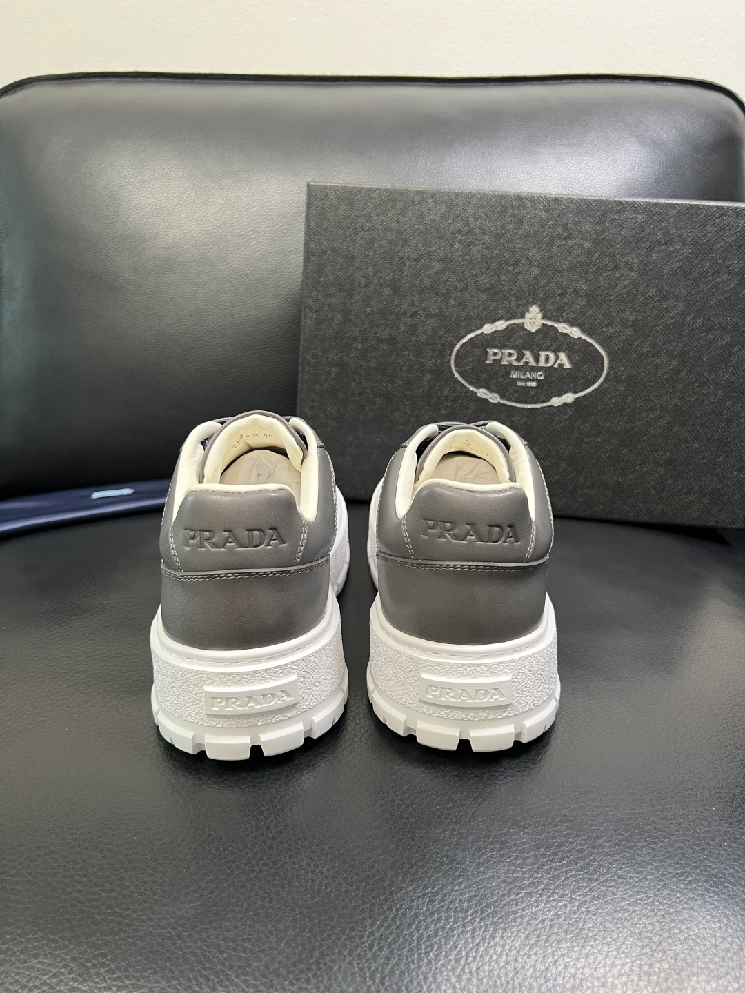 Prada 顶级工艺品，普拉达 专柜同步，原厂配置意大利进口牛皮拼布面料，进口牛皮内里垫，透气舒适，鞋底